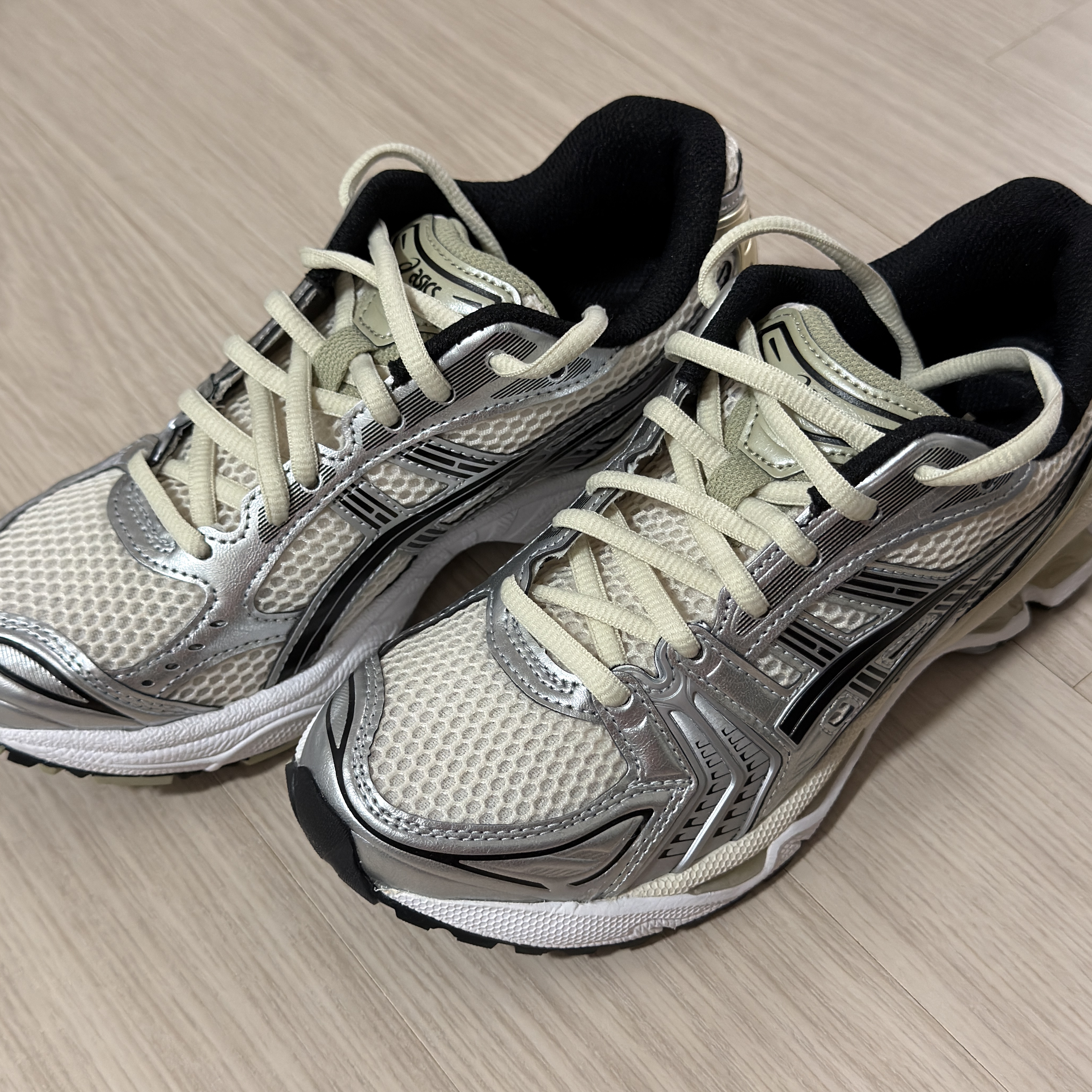 Asics Gel-Kayano 14 Birch Pure Silver 착용 스타일 - 1
