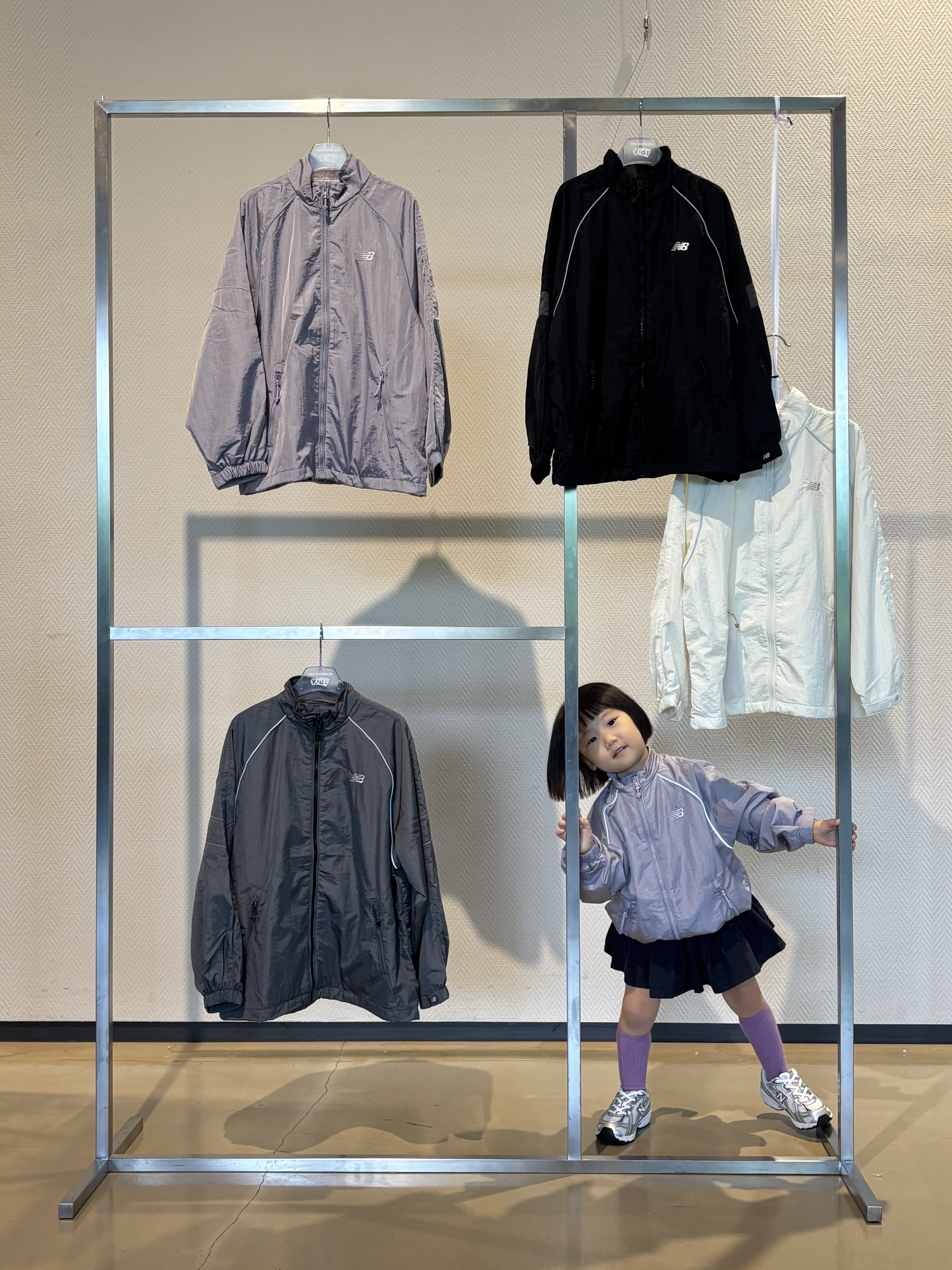 (Kids) New Balance Air Glossy Windbreaker Purple 착용 스타일 - 2