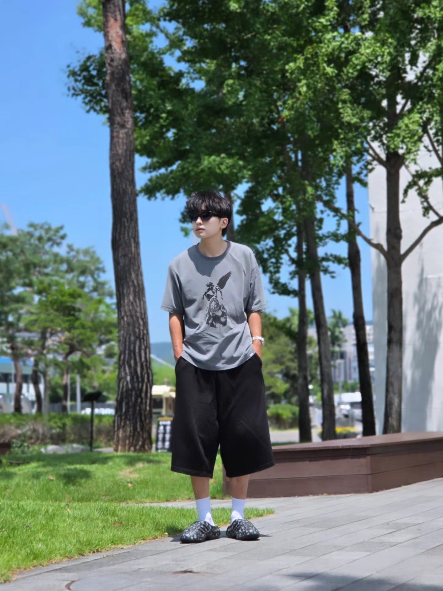 [KREAM 단독] NOMANUAL Devil Ring Damaged T-shirt Washed Charcoal, Adidas x Thug Club Adifom Iiinfinity Mule Core Black 착용 스타일 - 1