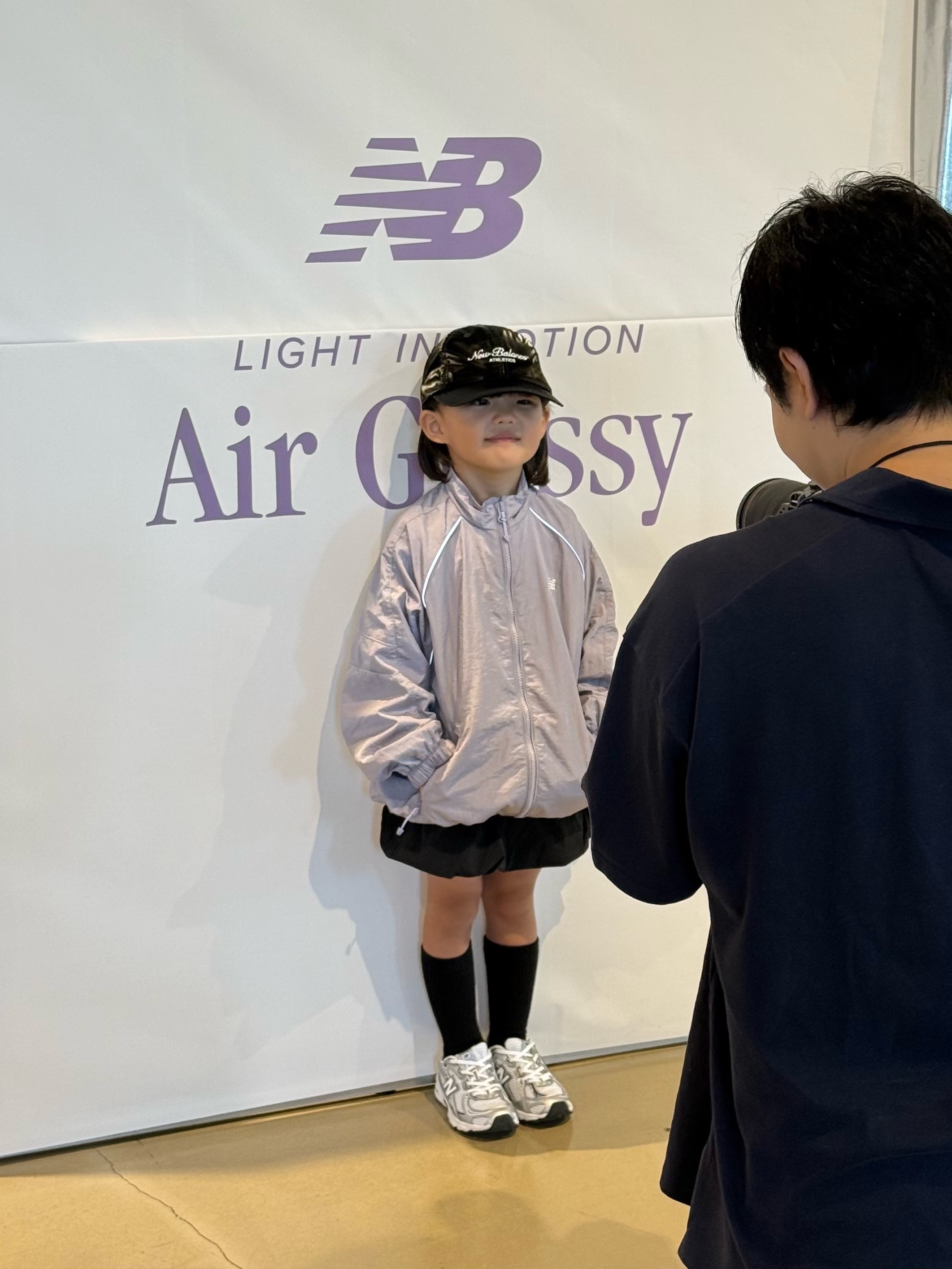 (Kids) New Balance Air Glossy Windbreaker Purple 착용 스타일 - 4