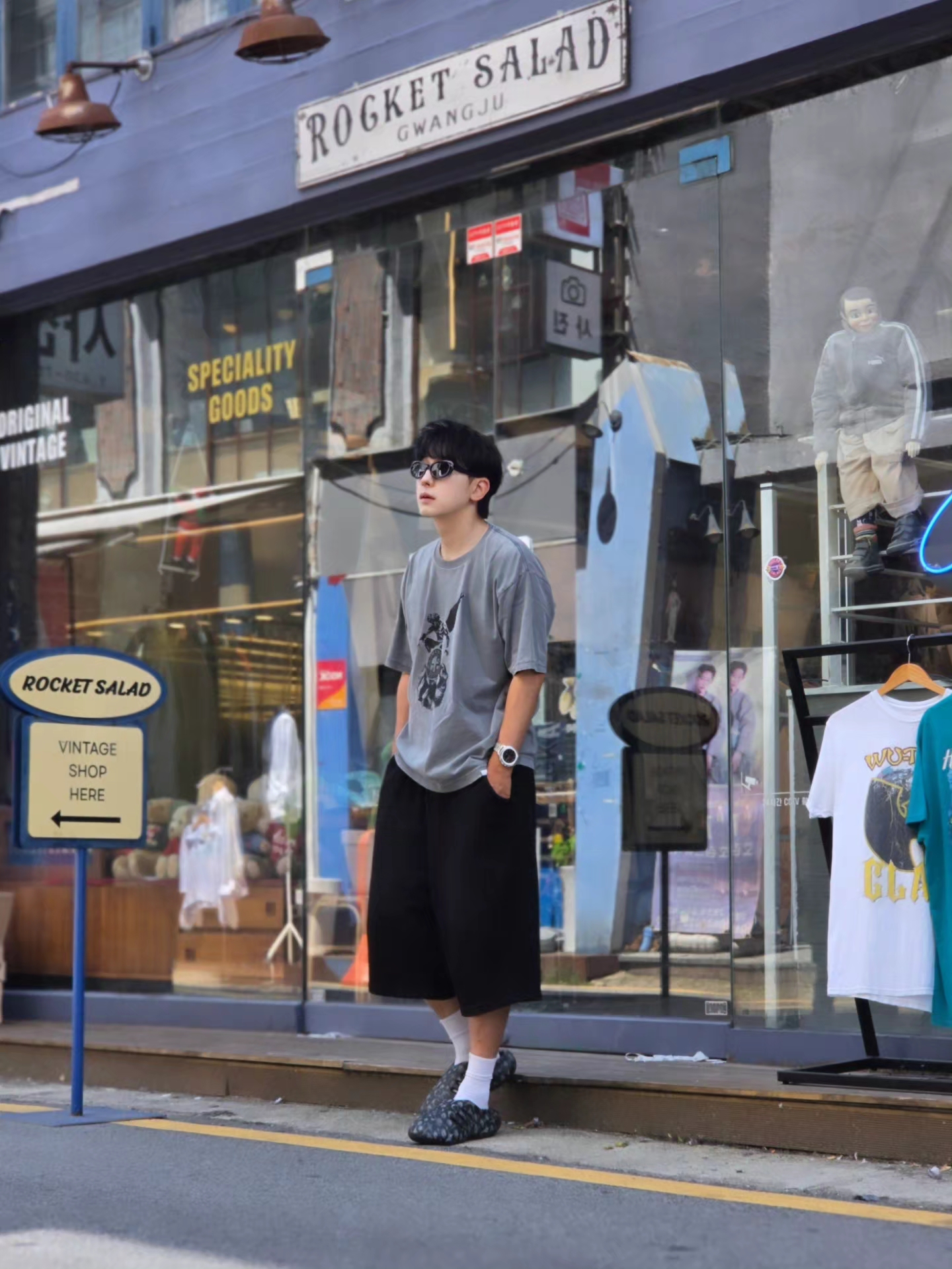 [KREAM 단독] NOMANUAL Devil Ring Damaged T-shirt Washed Charcoal, Adidas x Thug Club Adifom Iiinfinity Mule Core Black 착용 스타일 - 3