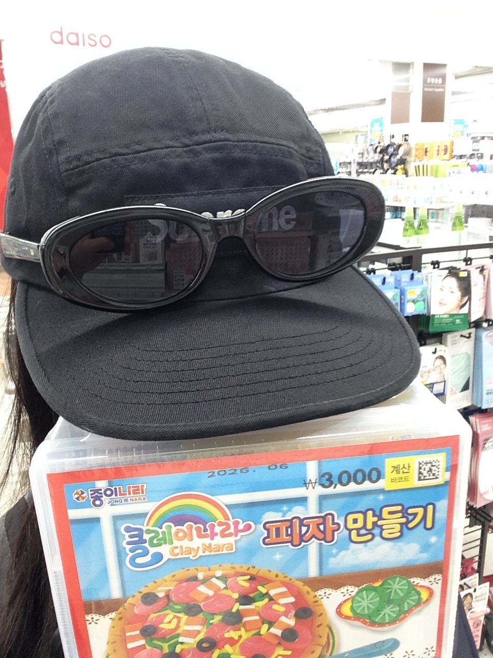 Supreme Washed Chino Twill Camp Cap Black, Jordan 1 x Travis Scott Retro Low OG SP Sail and Ridgerock 착용 스타일 - 5