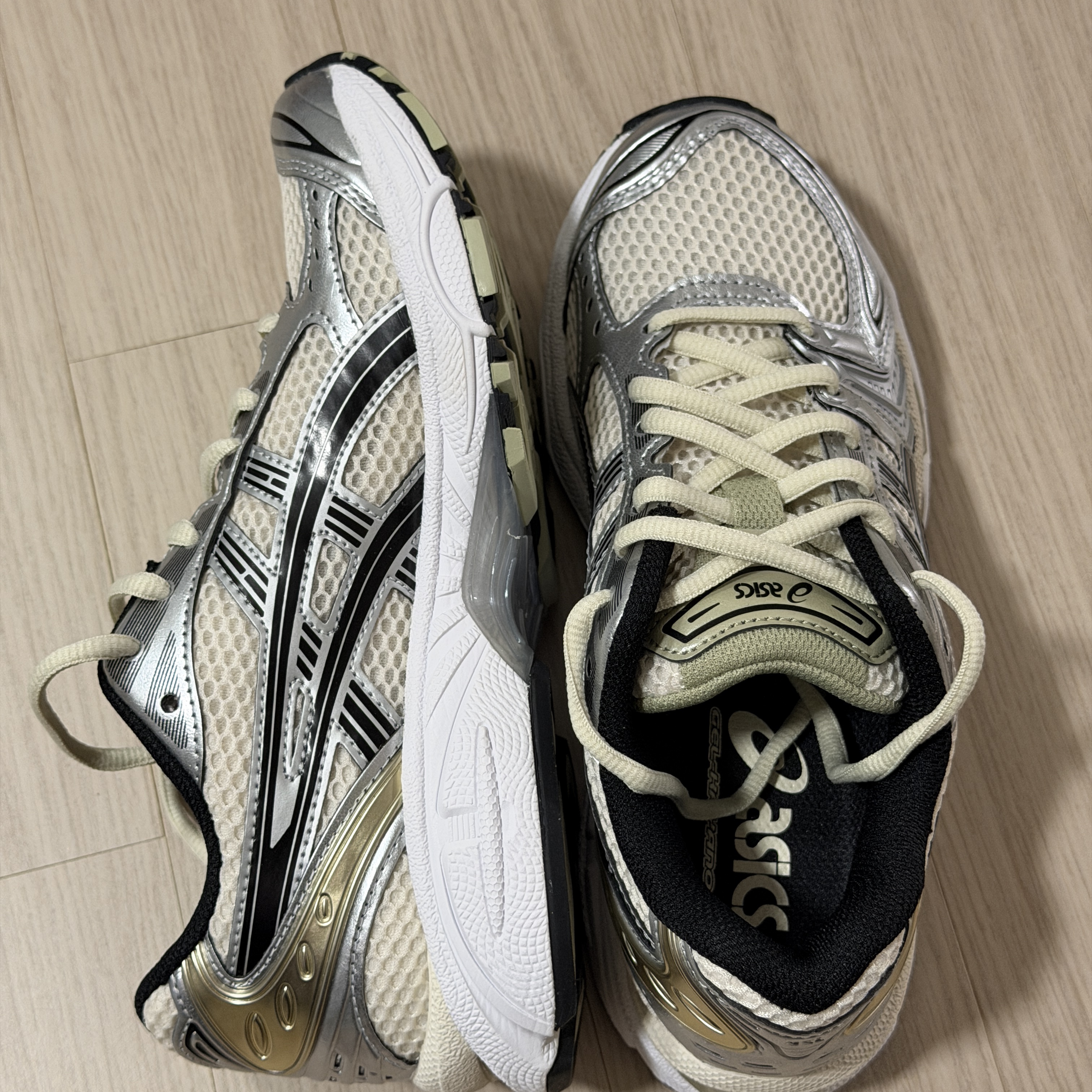Asics Gel-Kayano 14 Birch Pure Silver 착용 스타일 - 3
