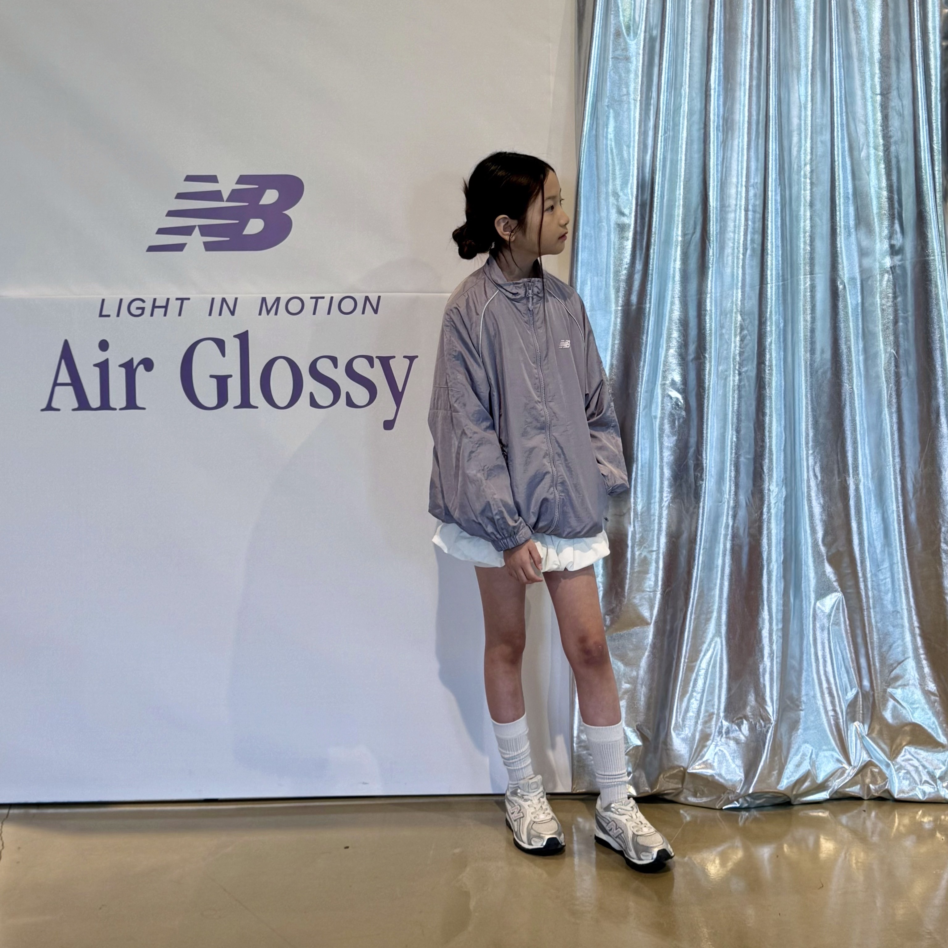 (Kids) New Balance Air Glossy Windbreaker Purple 착용 스타일 - 1