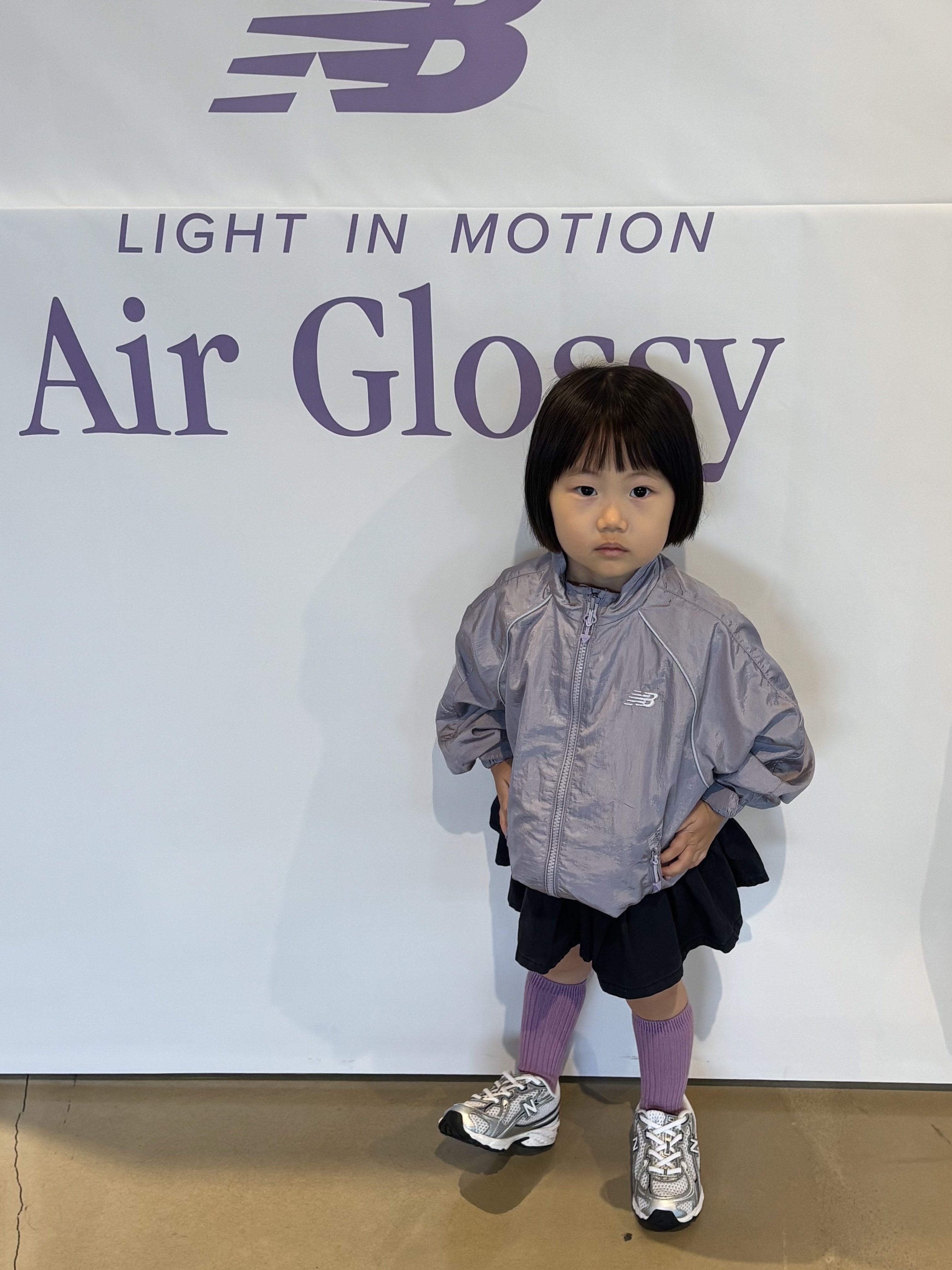 (Kids) New Balance Air Glossy Windbreaker Purple 착용 스타일 - 4