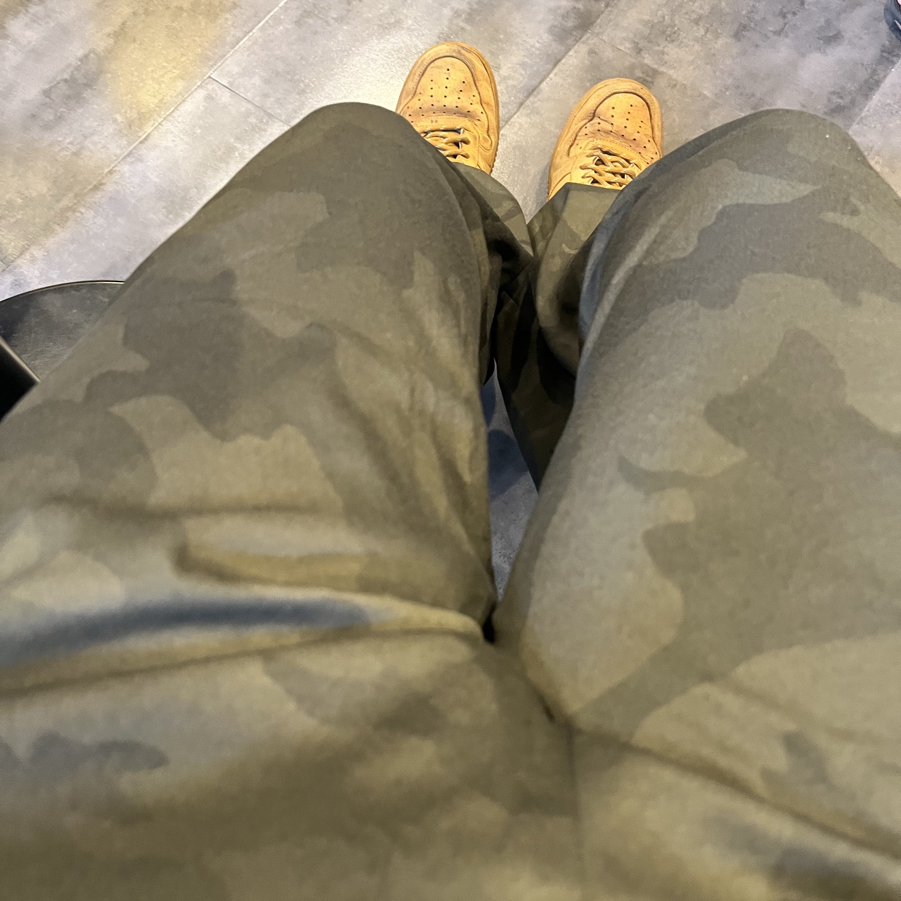 Nike Air Force 1 '07 WB Flax, Kyo Camouflage Double Pocket Cargo Pants 착용 스타일 - 2