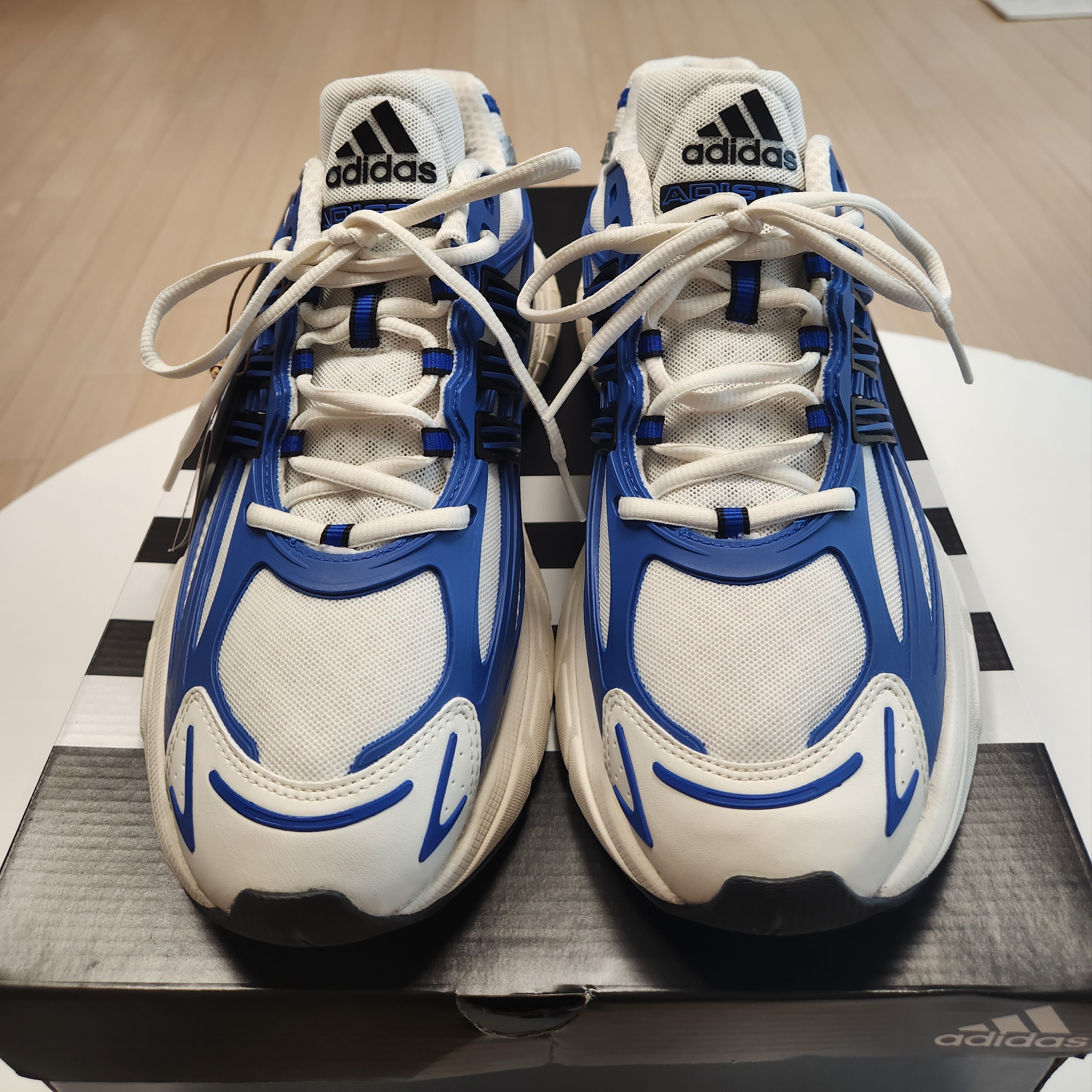 Adidas Adistar XLG 2.0 White Hi-Res Blue 착용 스타일 - 3