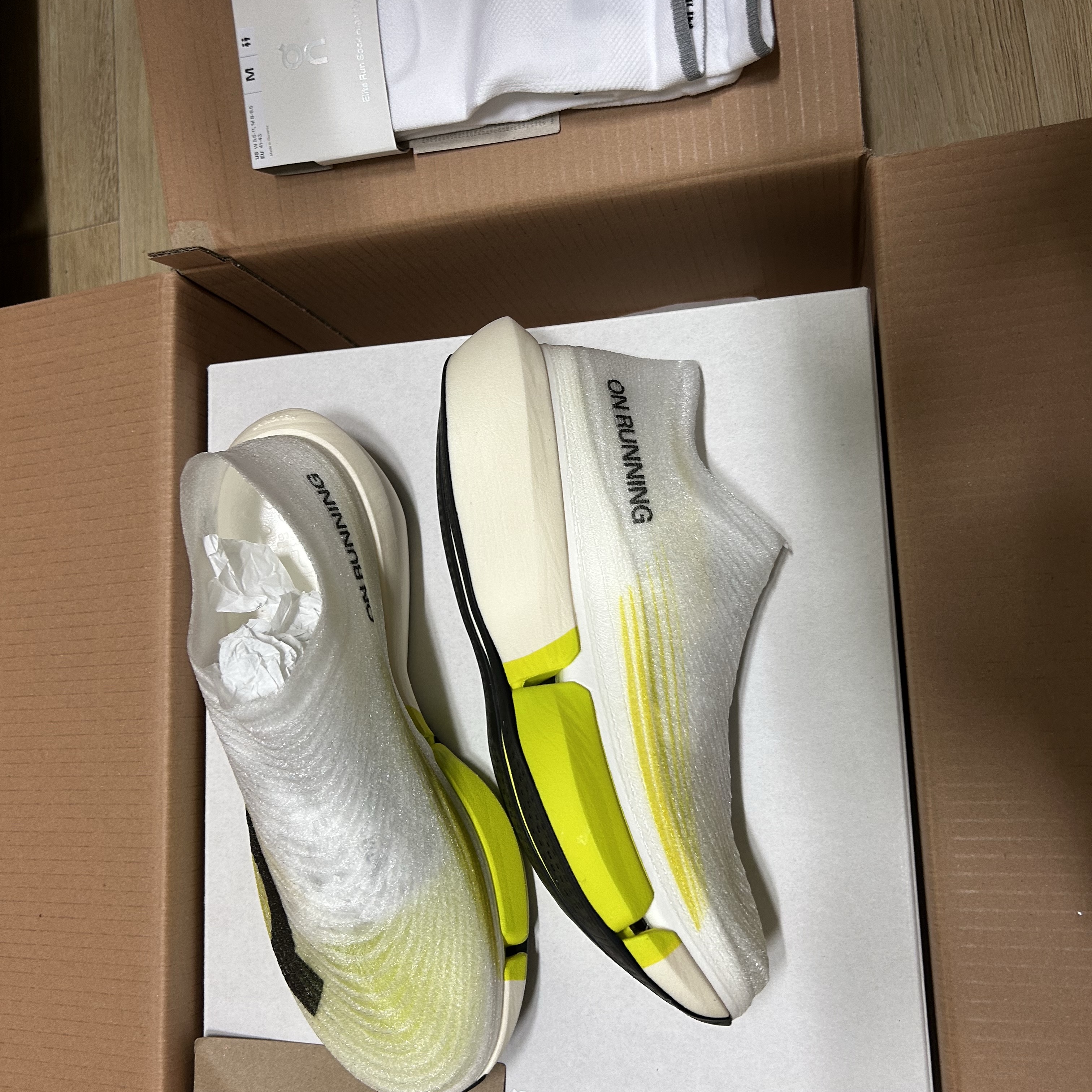 On Running LightSpray Cloudboom Strike 2 White Lime 착용 스타일 - 2