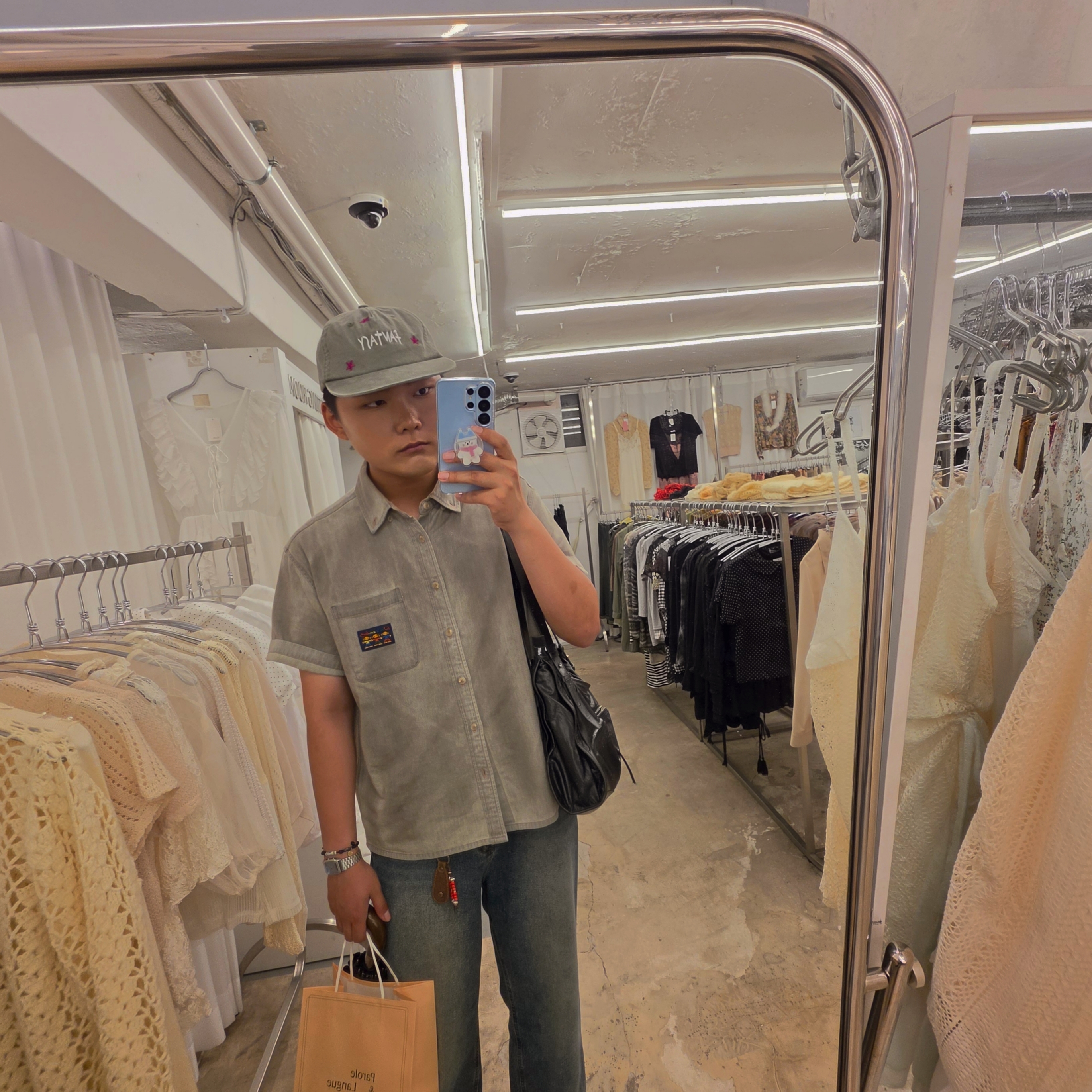 WKNDRS Trio Shirt Sand Grey, TOWTOW.ARCHIVE Praying Bracelet Grayish blue 착용 스타일 - 2