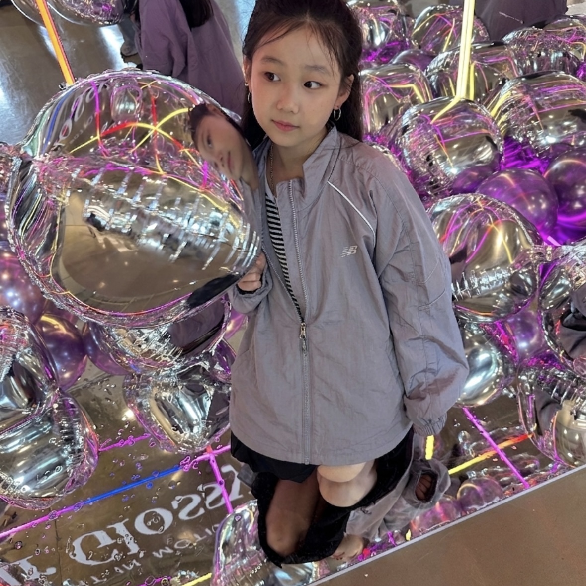 (Kids) New Balance Air Glossy Windbreaker Purple 착용 스타일 - 4
