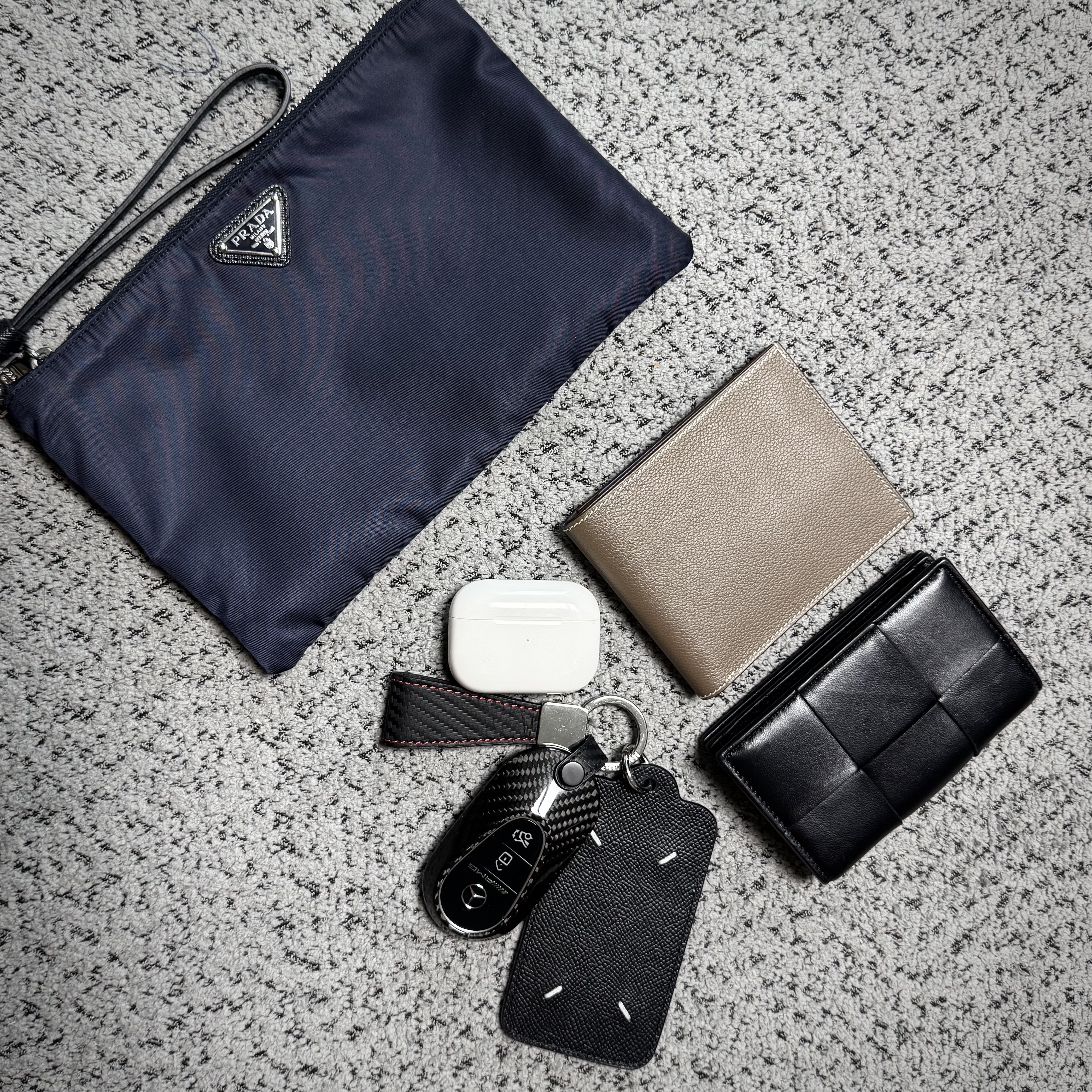 Hermes Citizen Twill Compact Wallet Evercolor & Etoupe Bleu De France Bleu Saphir, Bottega Veneta Business Card Case Black 착용 스타일 - 2