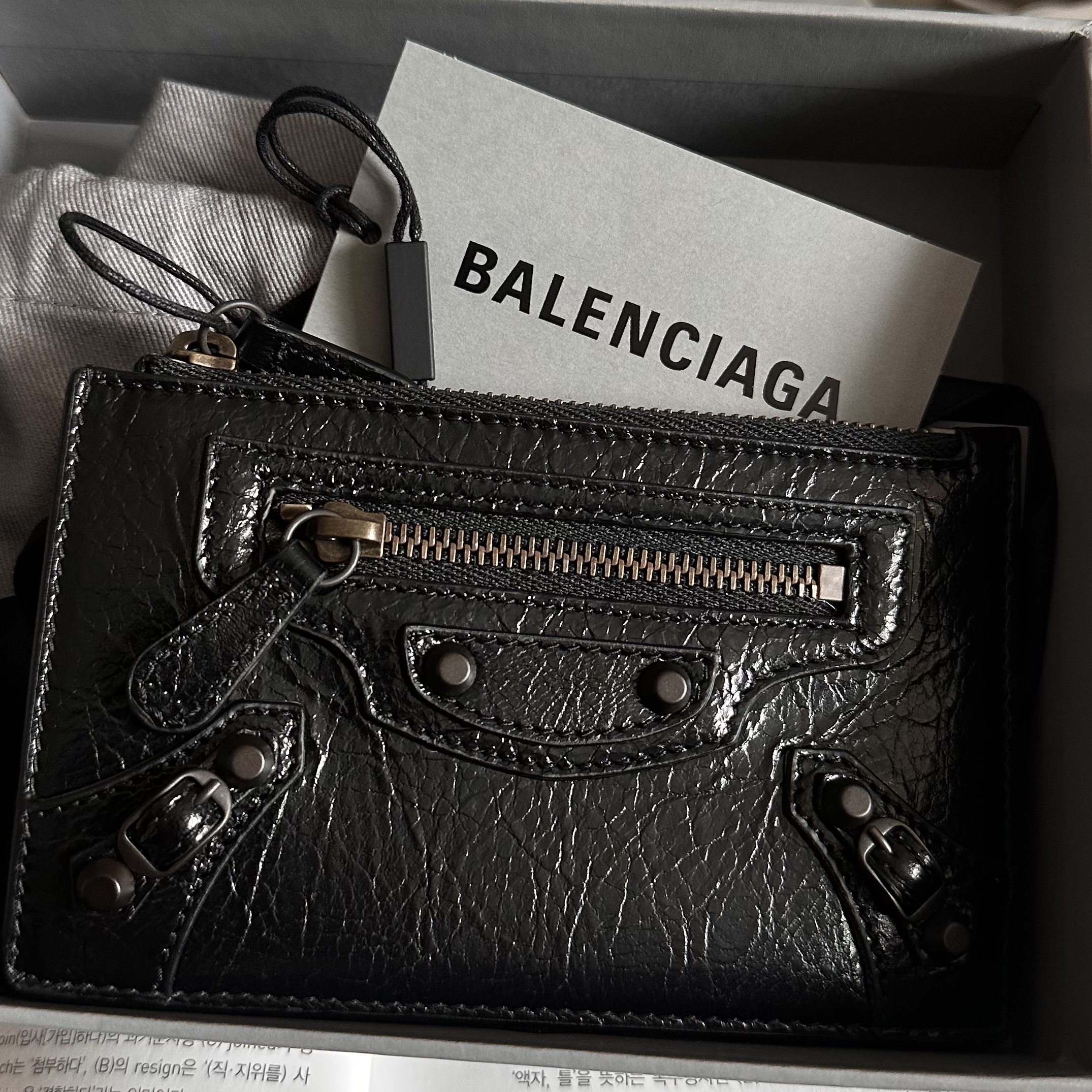 Balenciaga Le City Long Coin and Card Holder In Black 착용 스타일