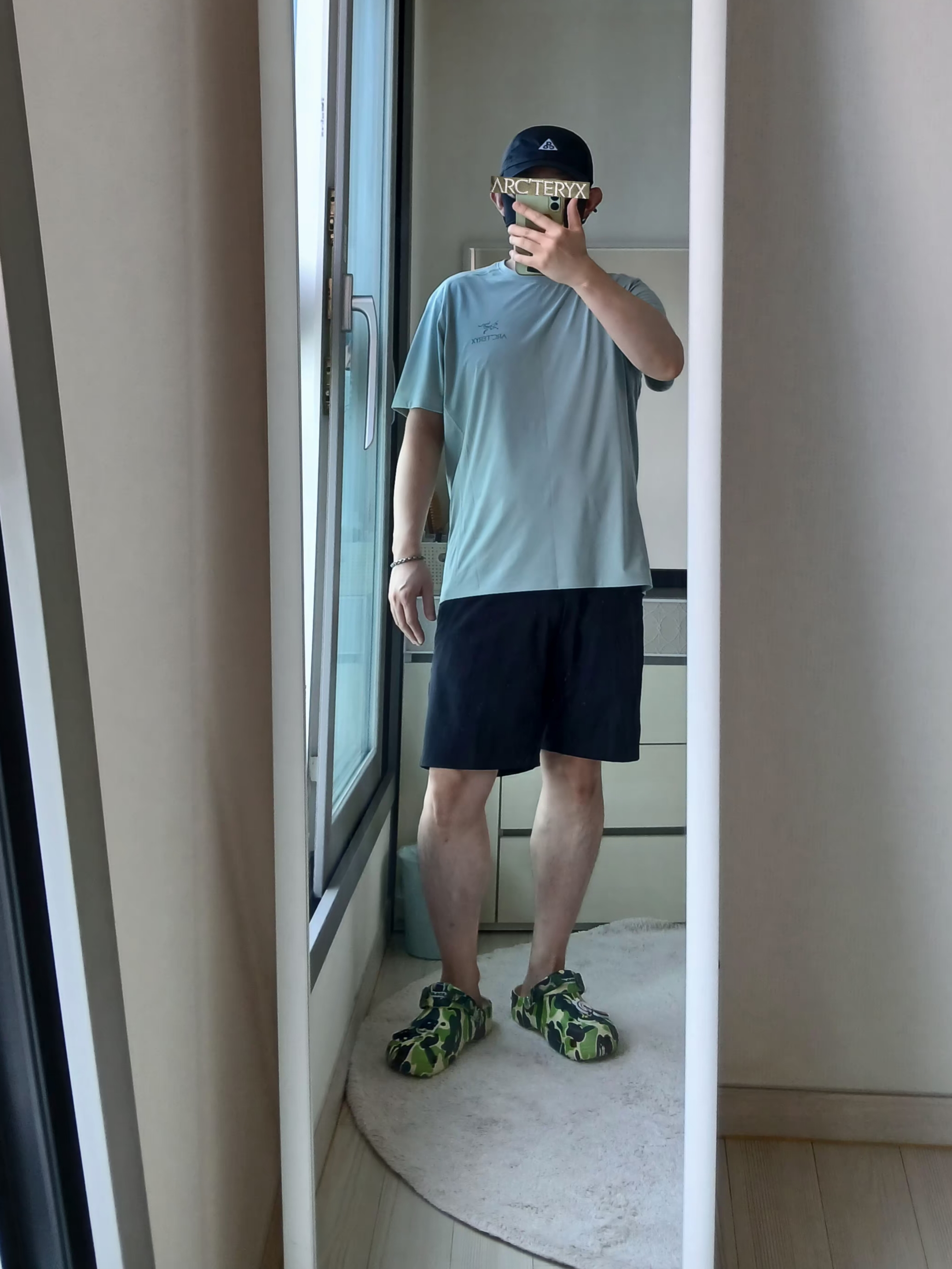 Arc'teryx Incendo Shorts 9 Inch Black, Arc'teryx Motus Arcword Crew SS T-Shirt Stone Green Heather 착용 스타일 - 3