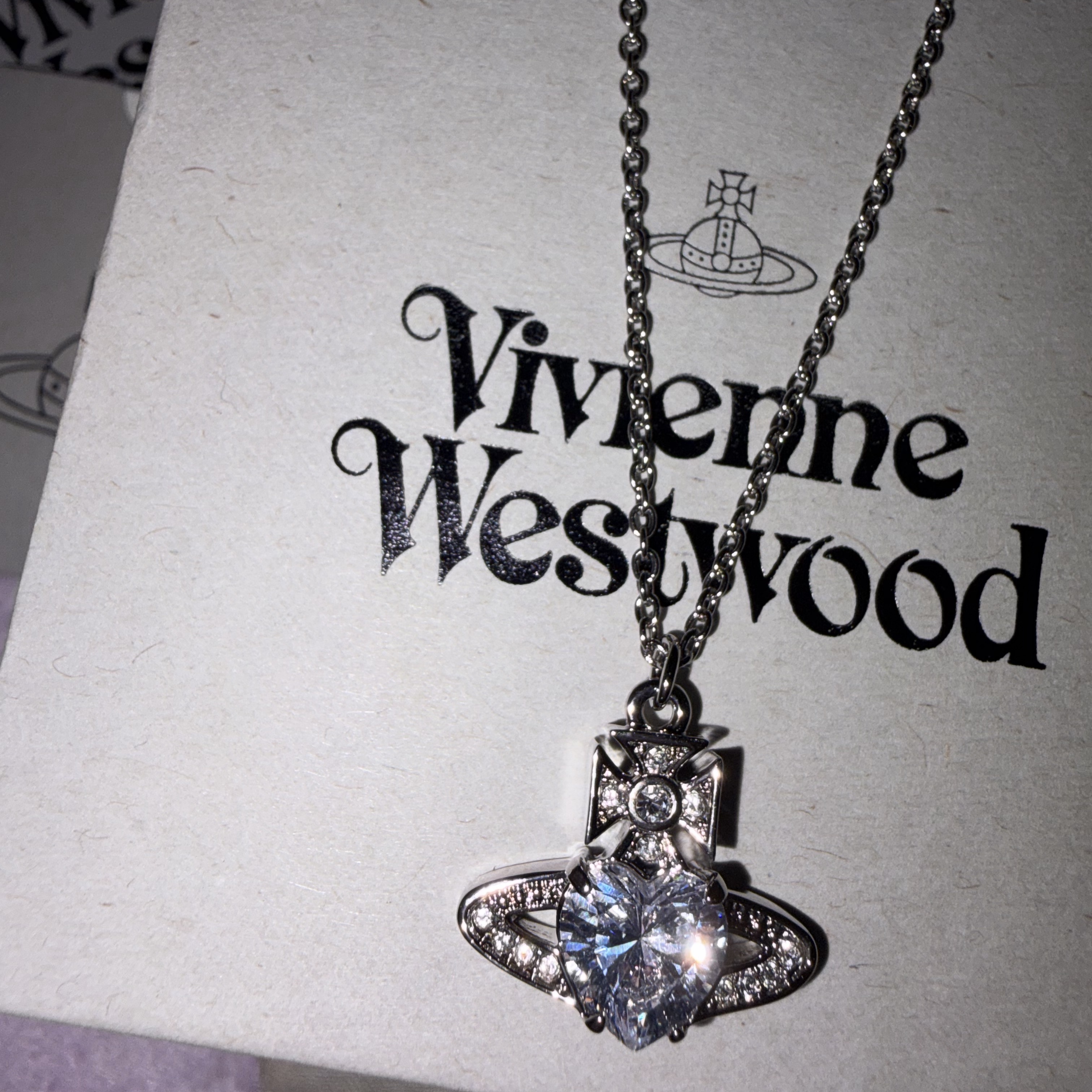 Vivienne Westwood Ariella Pendant Platinum 착용 스타일