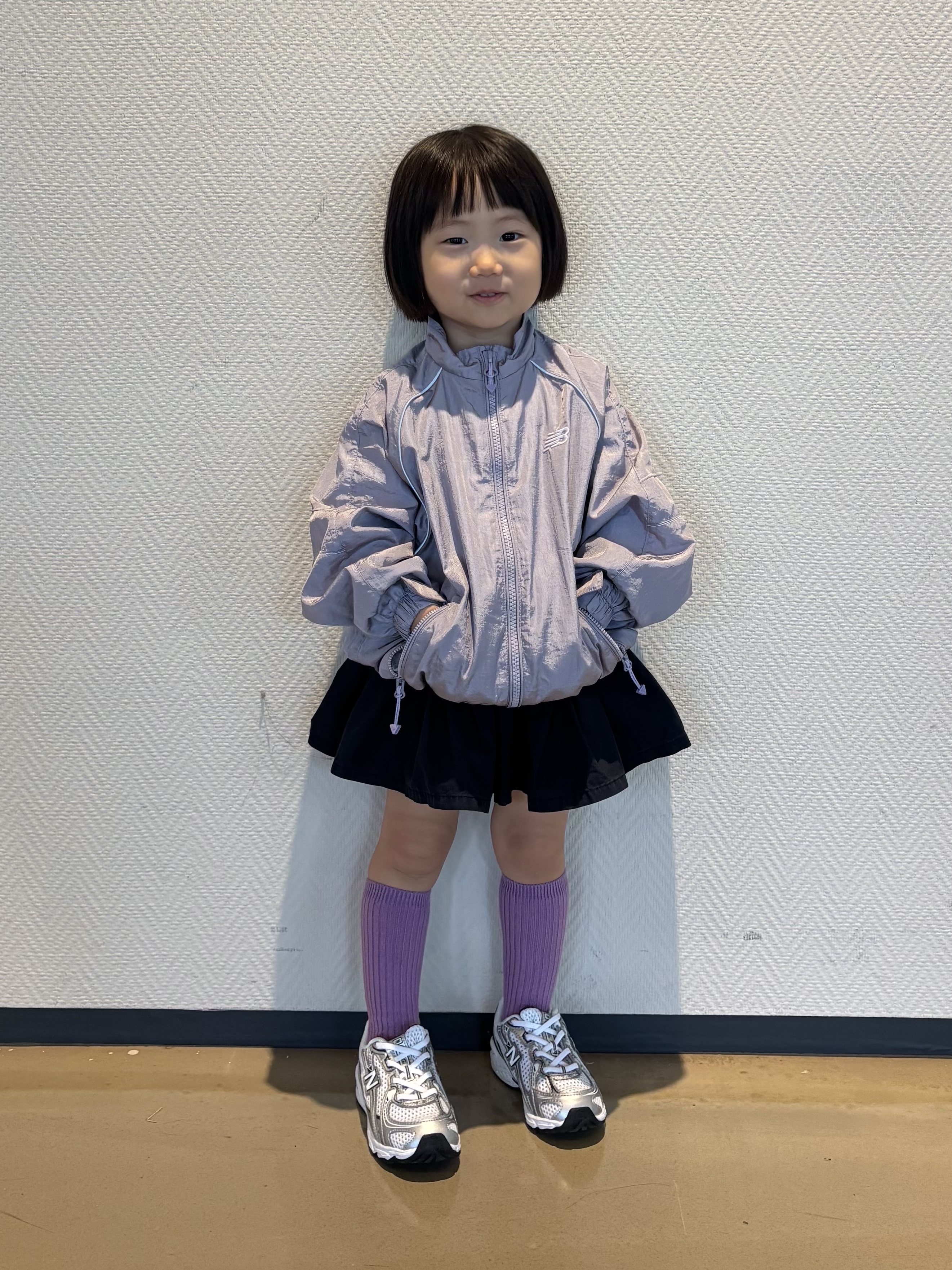 (Kids) New Balance Air Glossy Windbreaker Purple 착용 스타일 - 1