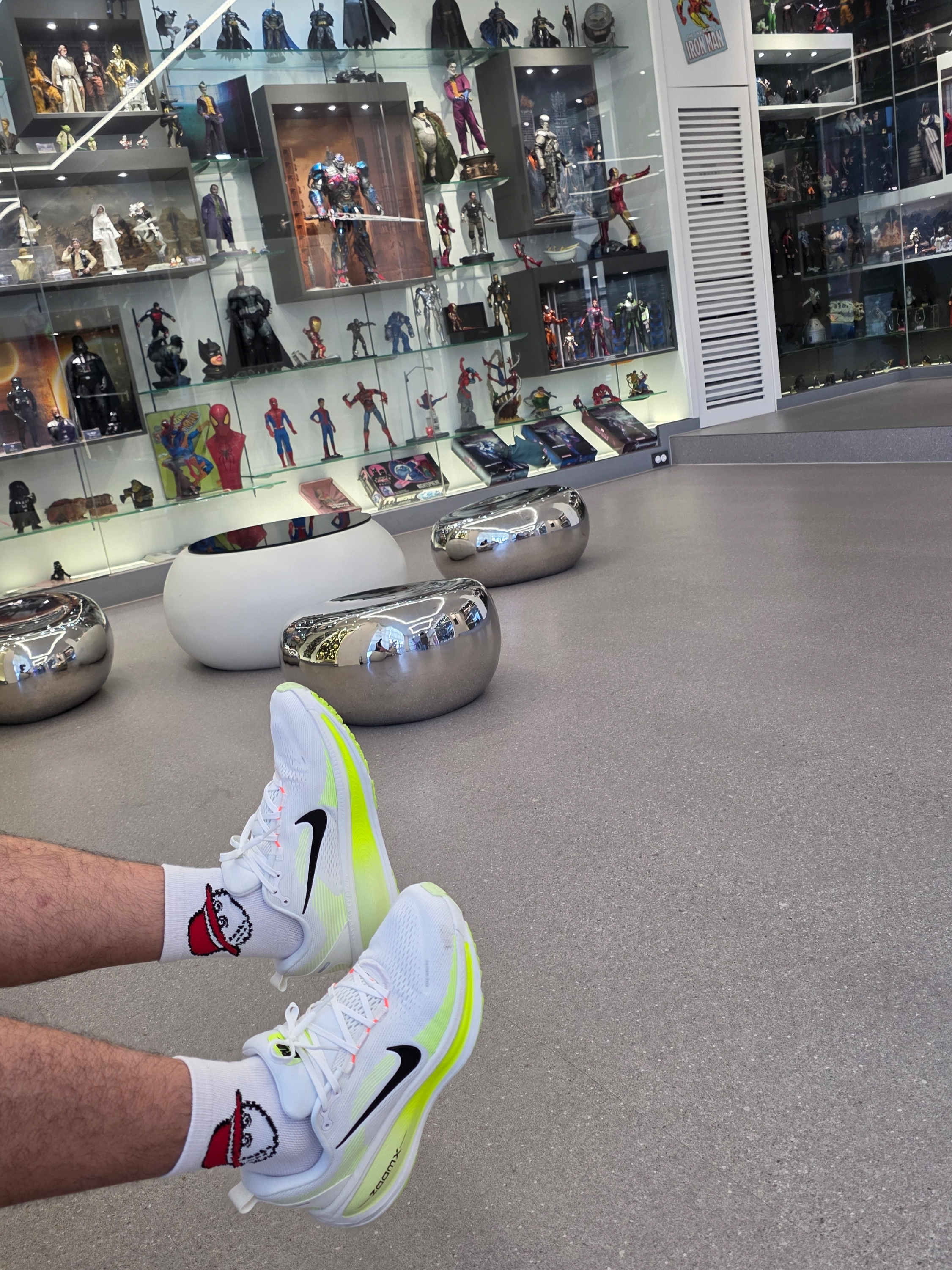 Nike Vomero 18 White Volt 착용 스타일
