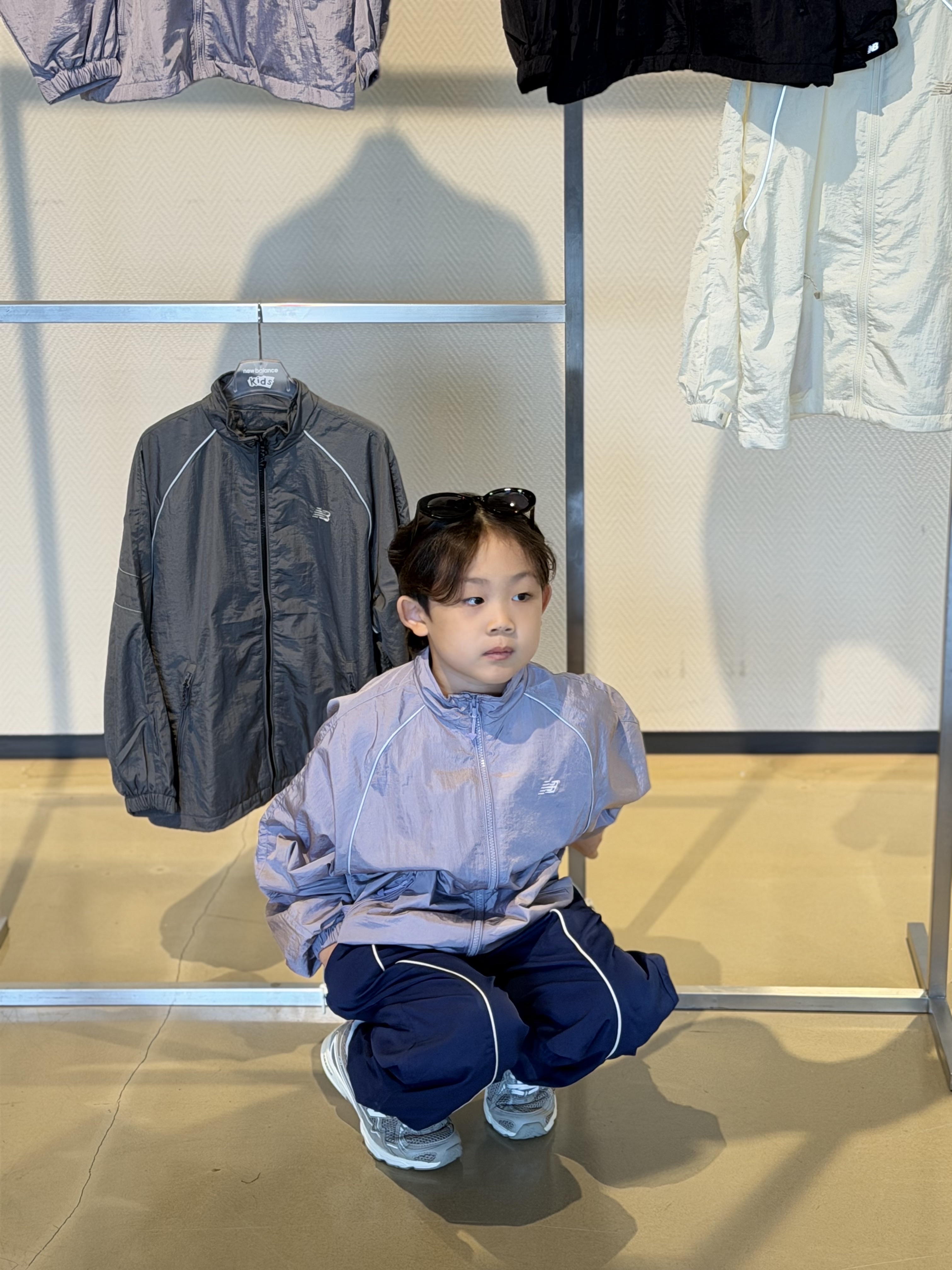 (Kids) New Balance Air Glossy Windbreaker Purple, (Kids) New Balance Air Glossy Windbreaker Black 착용 스타일 - 2