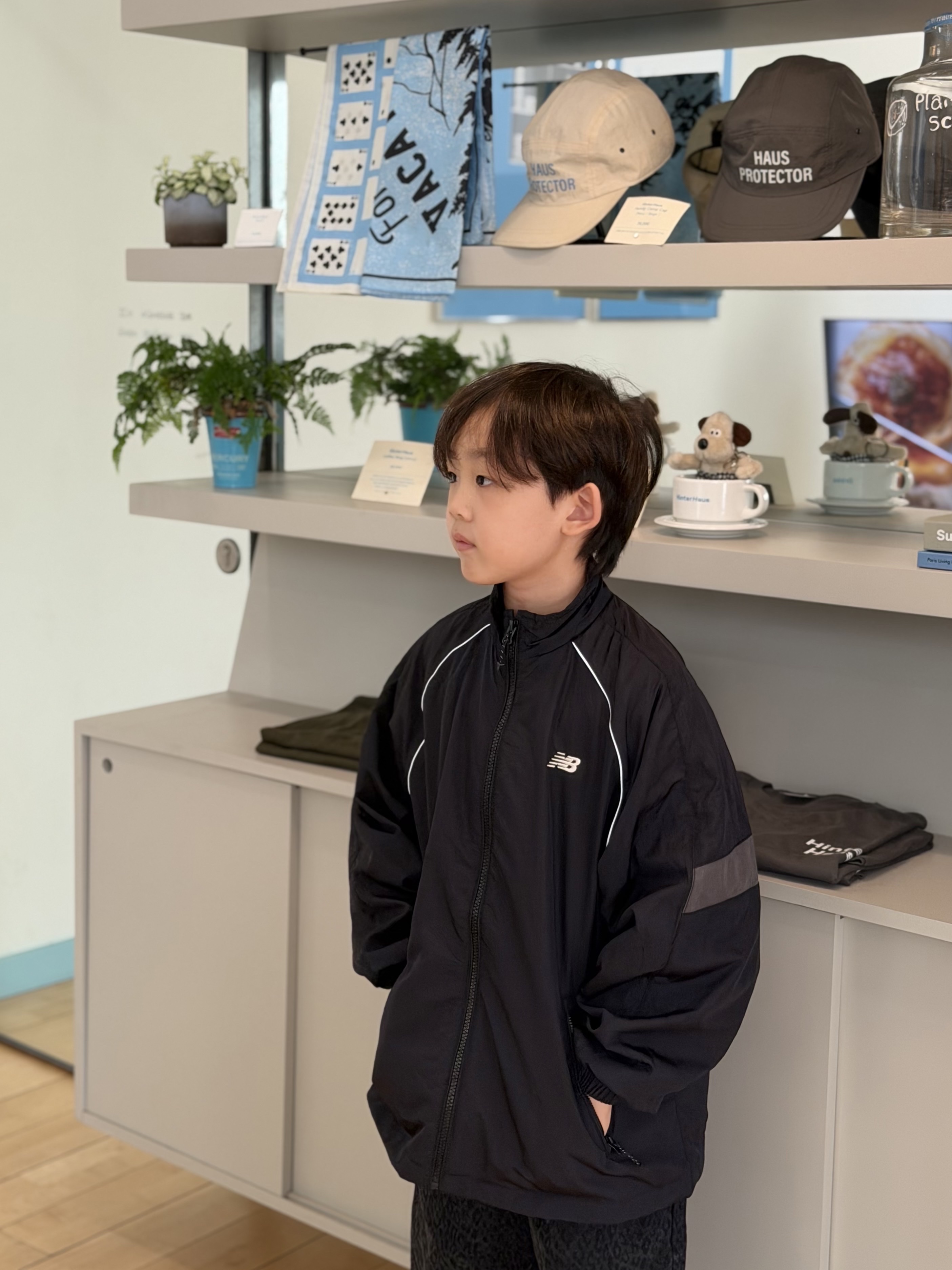 (Kids) New Balance Air Glossy Windbreaker Purple, (Kids) New Balance Air Glossy Windbreaker Black 착용 스타일 - 7
