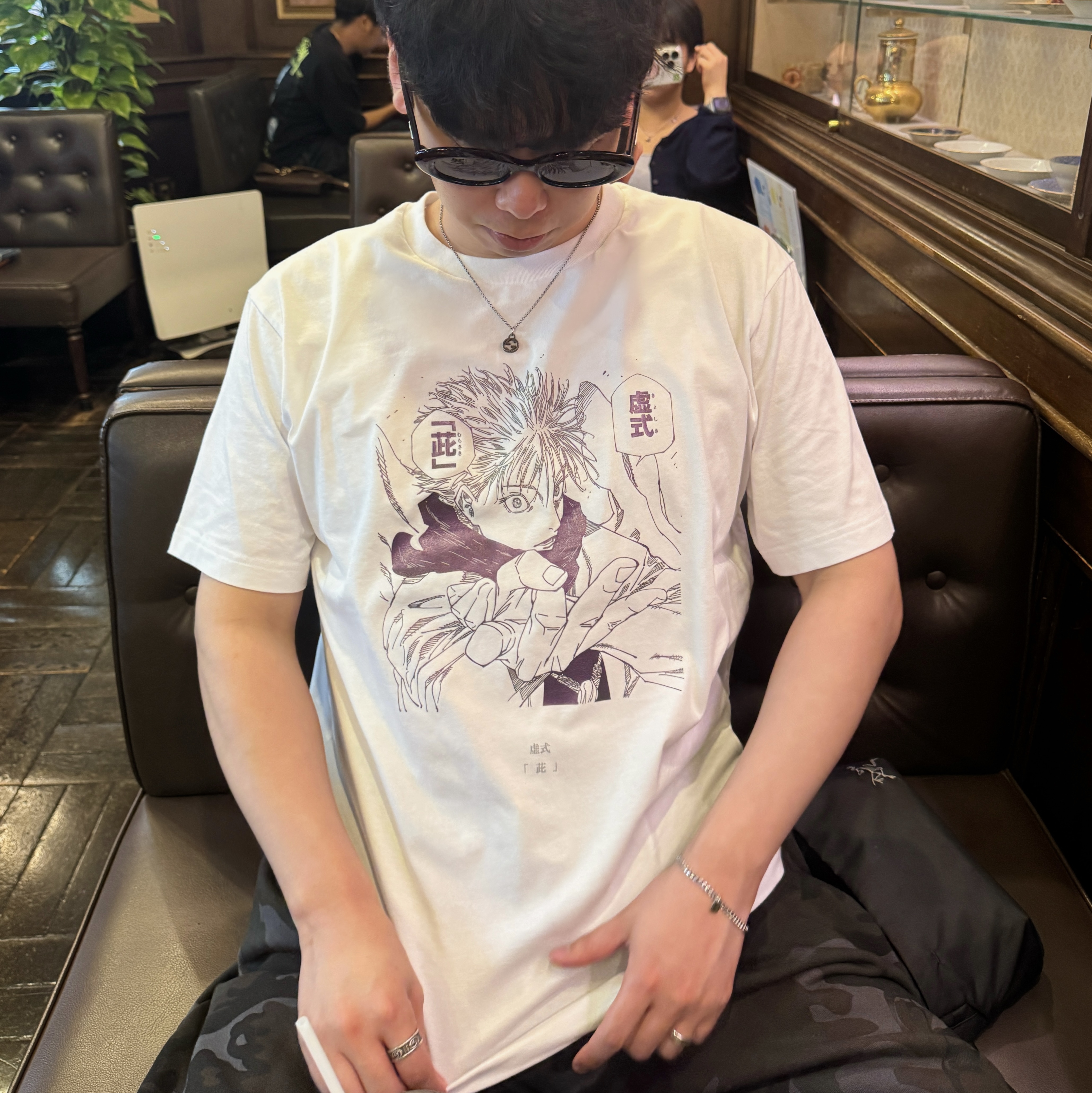 Uniqlo UT Shueisha 100th Anniversary Jujutsu Kaisen T-Shirt White, Arc'teryx Heliad 6 Crossbody Bag Black 착용 스타일 - 3