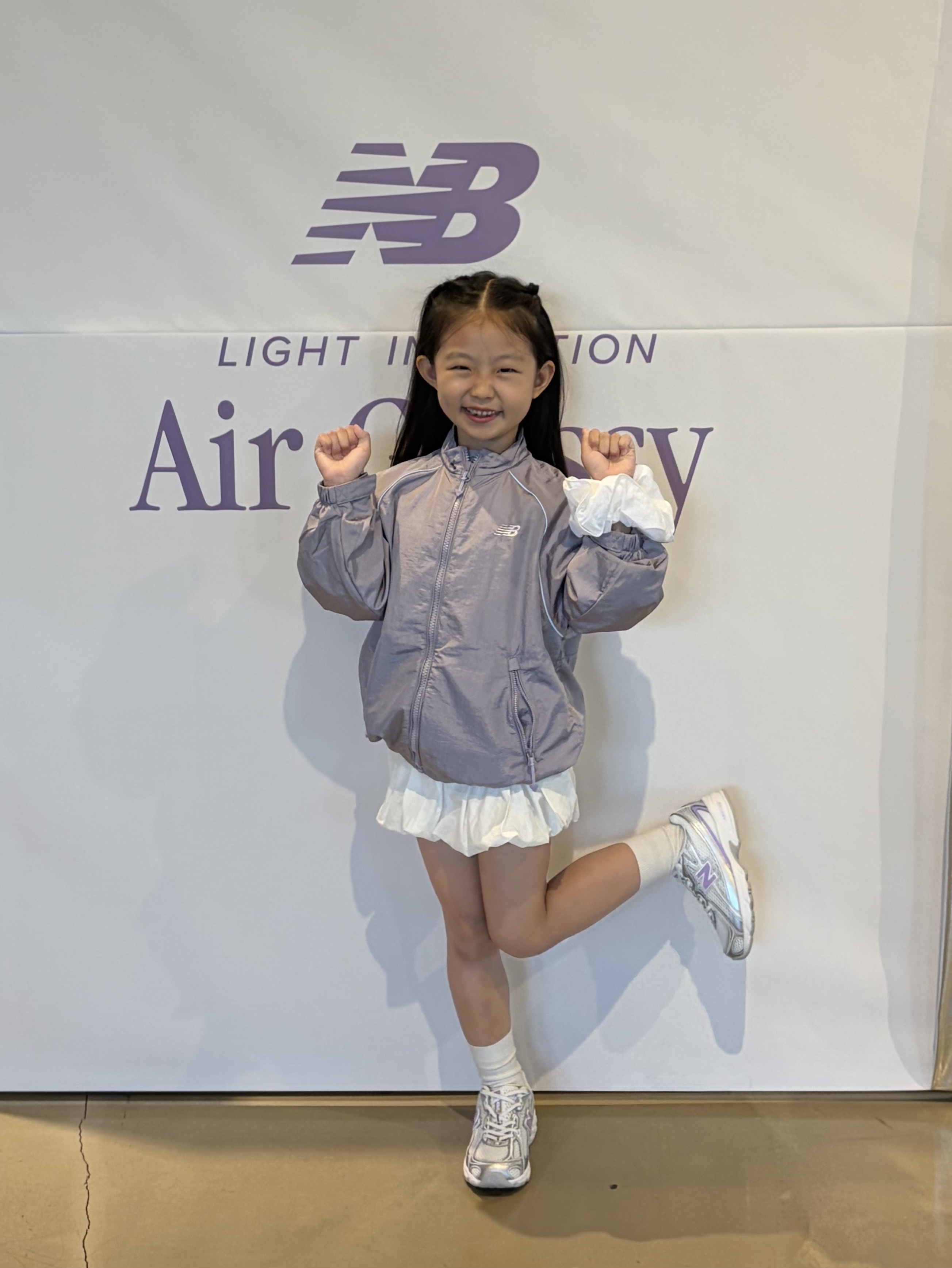 (Kids) New Balance Air Glossy Windbreaker Purple 착용 스타일 - 5