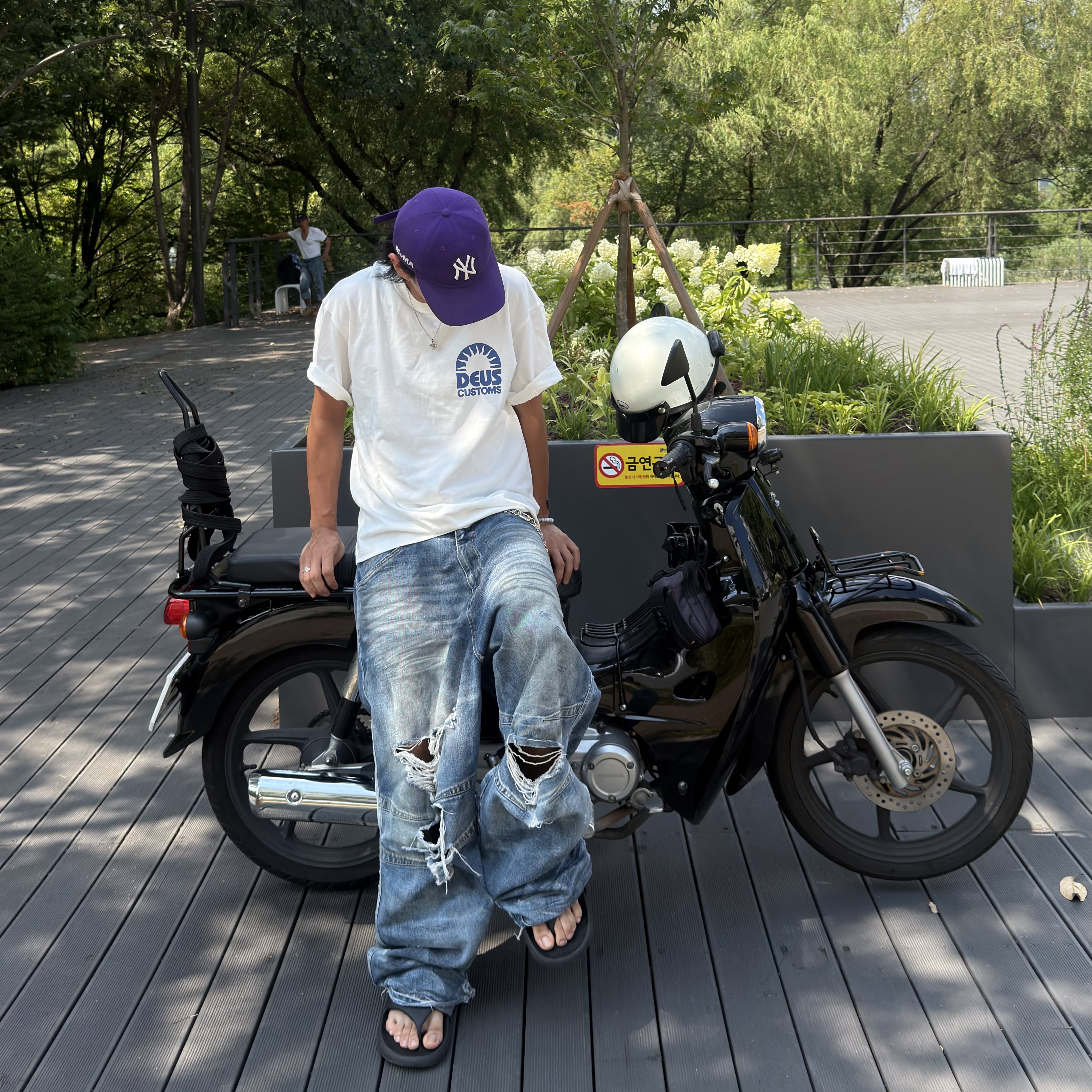 Deus Ex Machina Melodies T-Shirt White, New Era x MoMA New York Yankees Cap Black 착용 스타일 - 6
