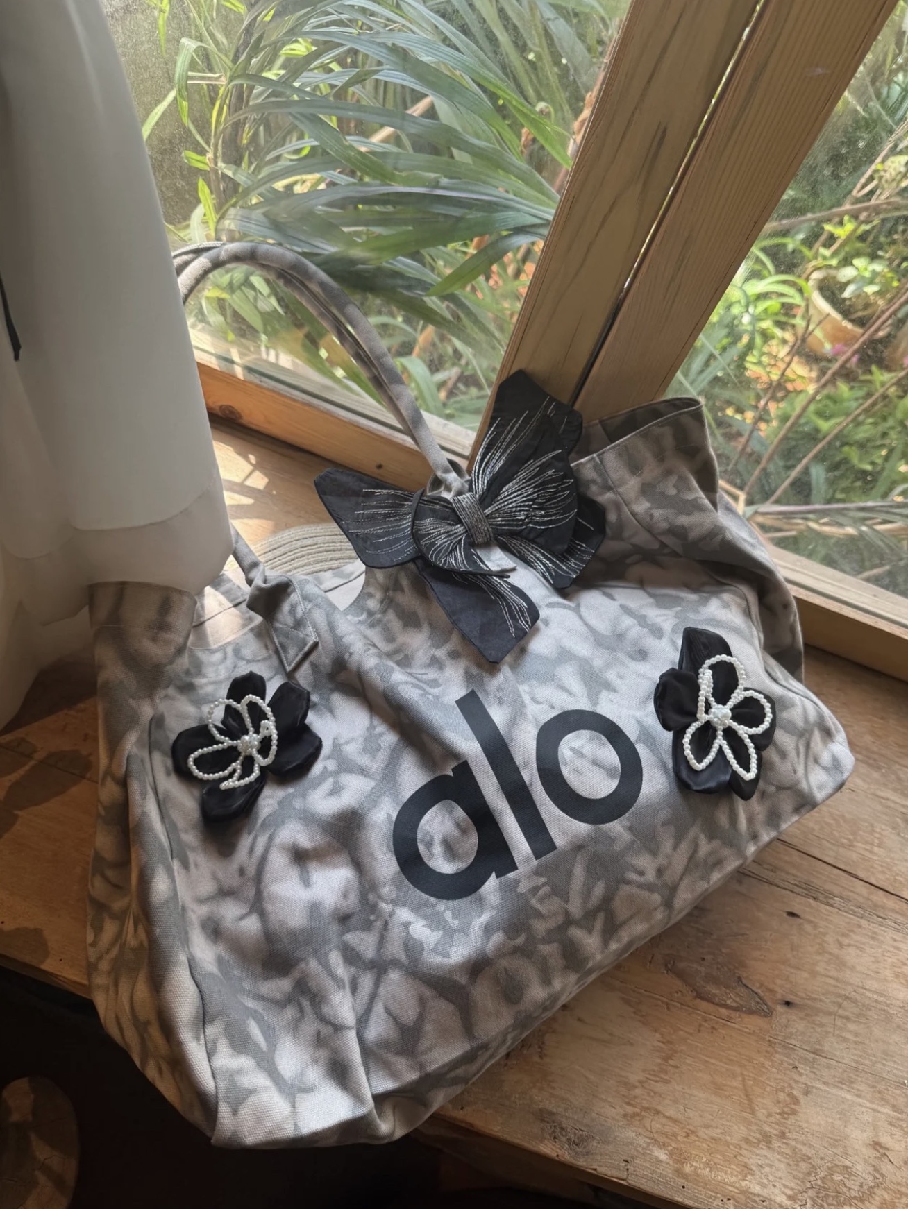 Alo Yoga Iconic Shopper Tote Bag Grey Tiedye 착용 스타일