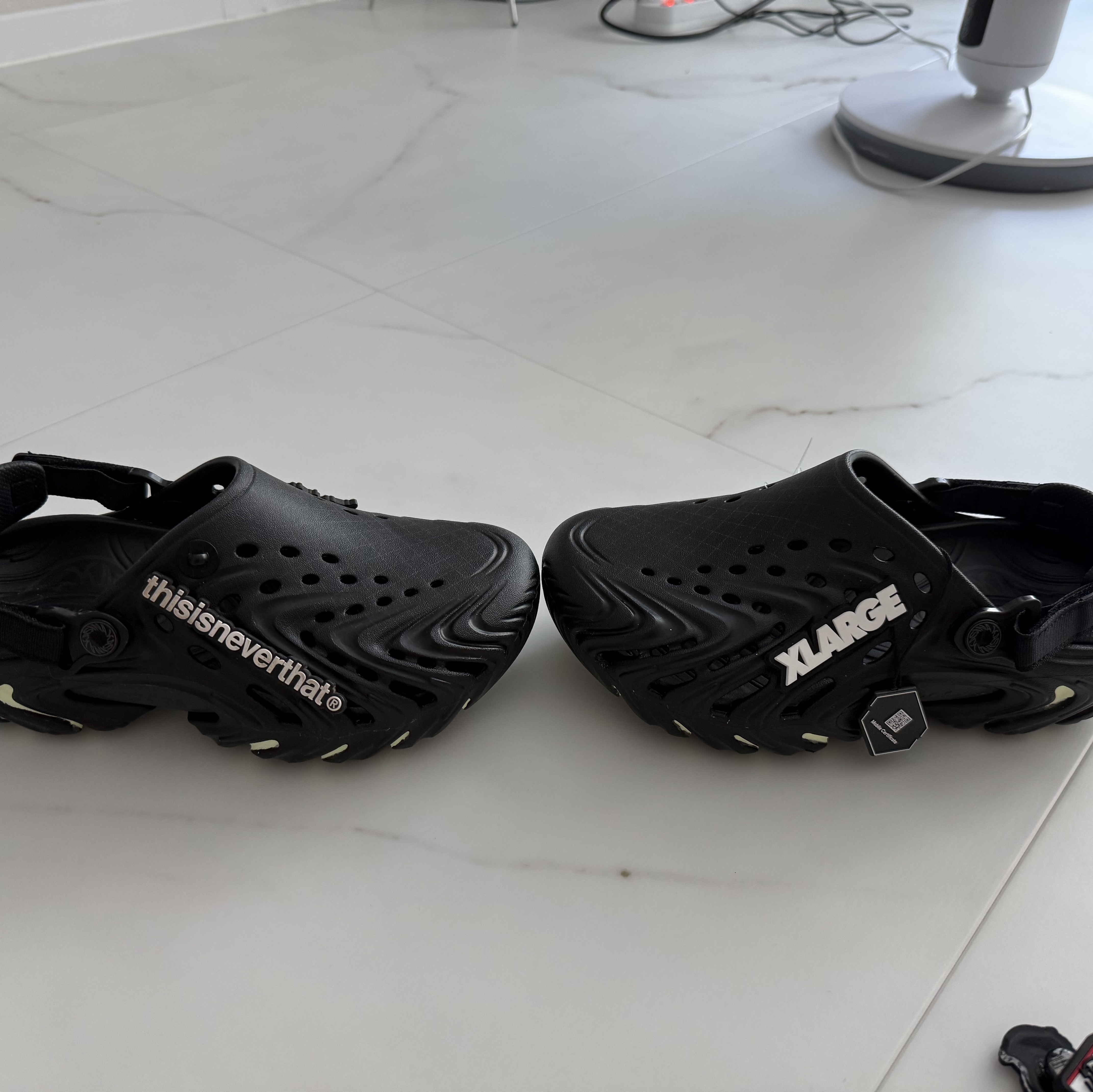 Crocs x Kasina Echo II Black Glow 착용 스타일 - 1