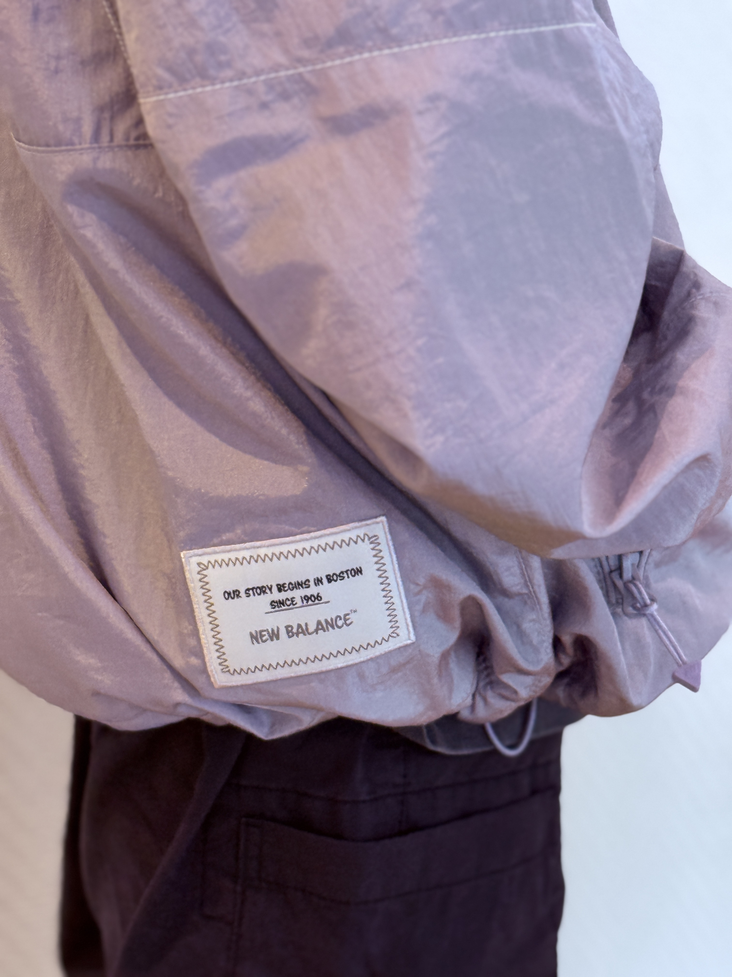 (Kids) New Balance Air Glossy Windbreaker Purple 착용 스타일 - 10