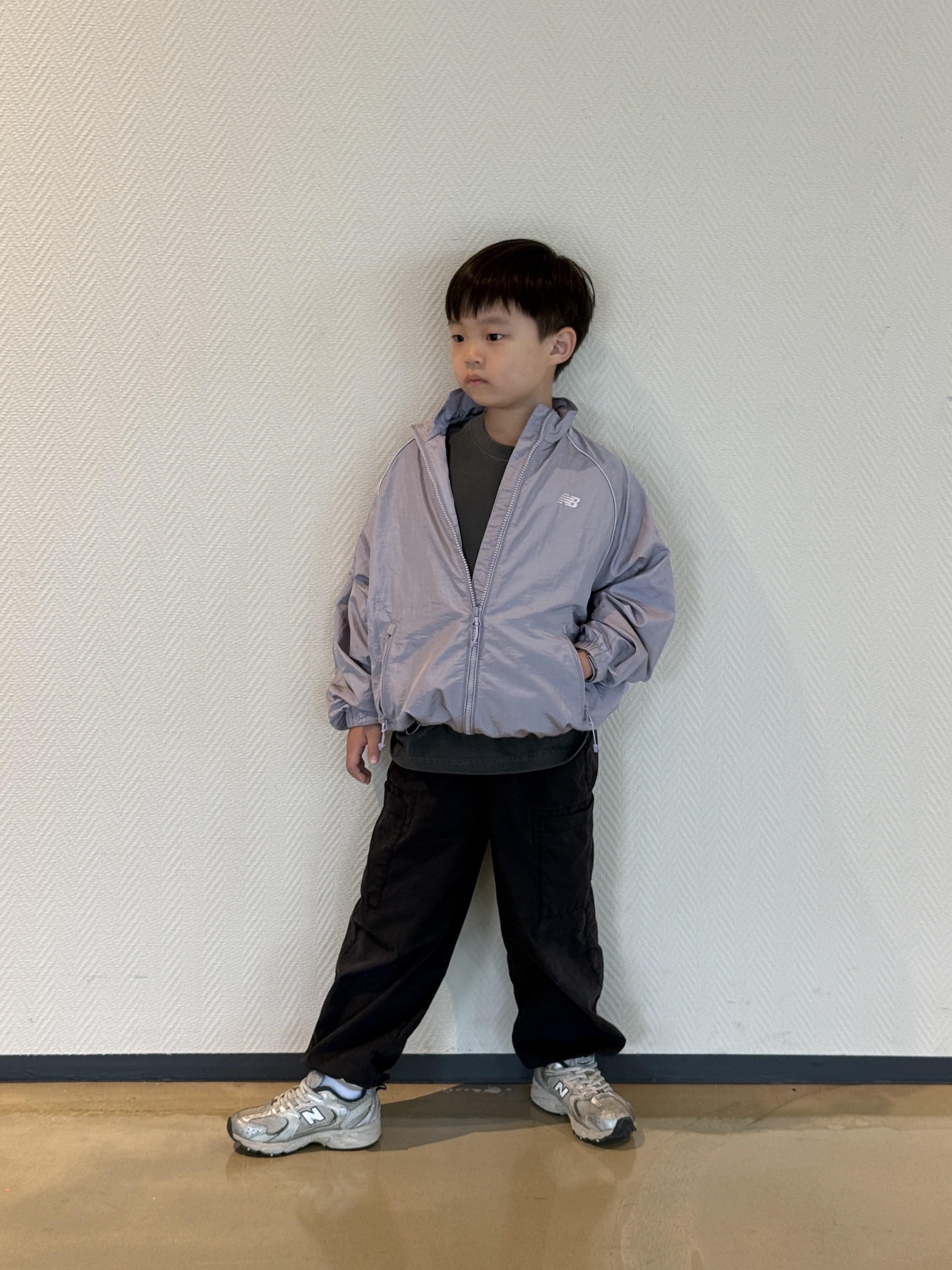 (Kids) New Balance Air Glossy Windbreaker Purple 착용 스타일 - 2