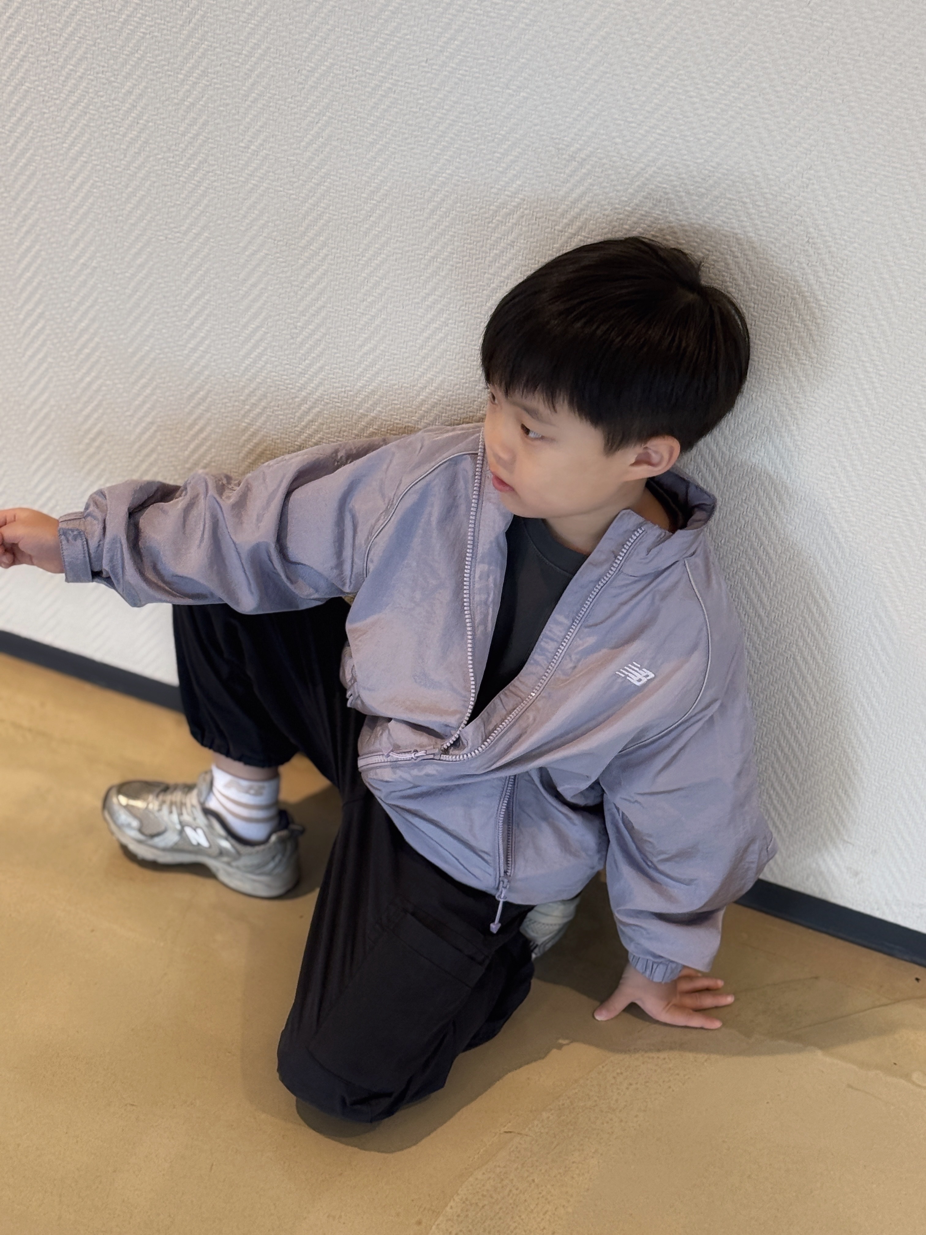 (Kids) New Balance Air Glossy Windbreaker Purple 착용 스타일 - 4