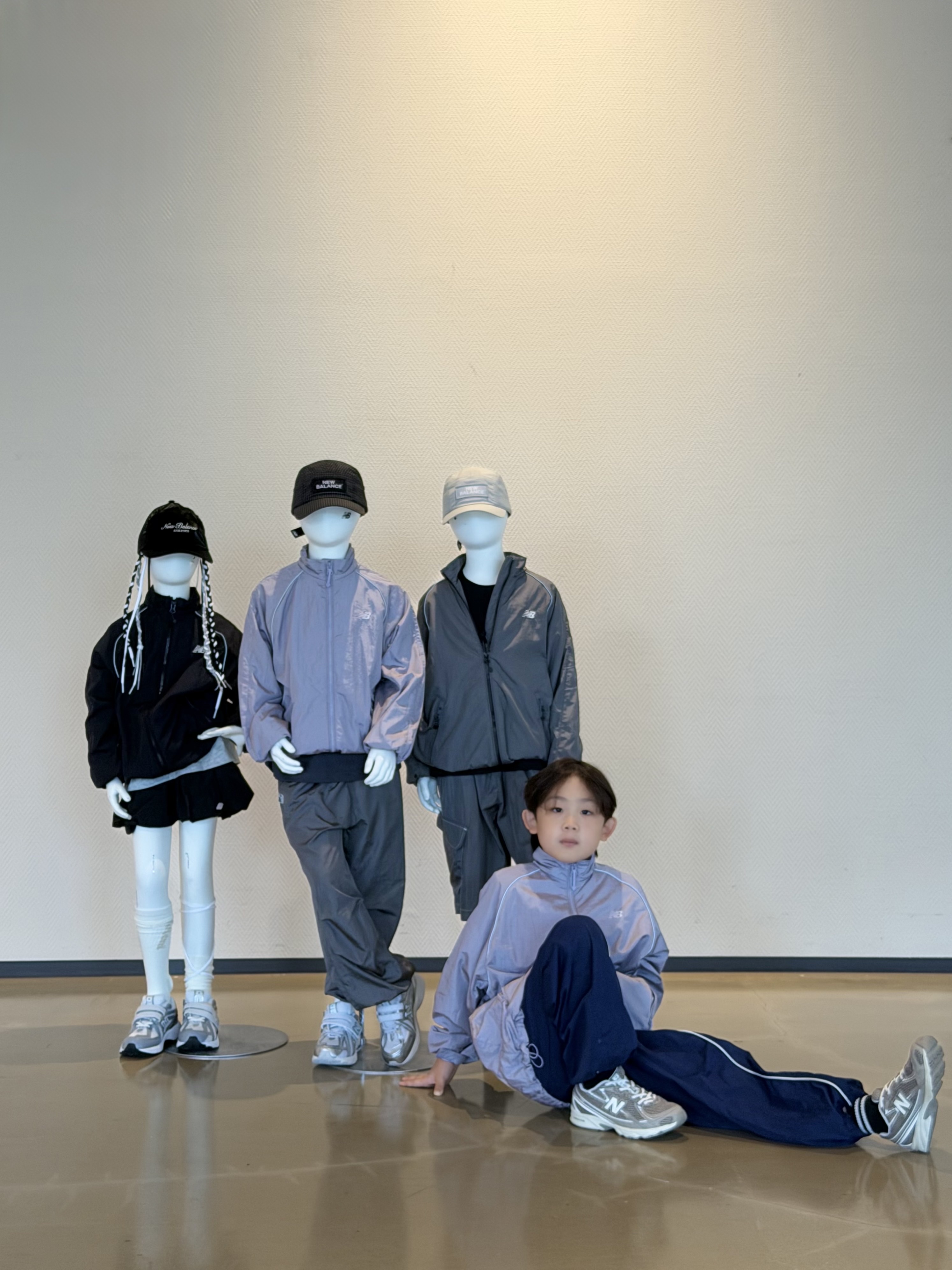 (Kids) New Balance Air Glossy Windbreaker Purple, (Kids) New Balance Air Glossy Windbreaker Black 착용 스타일 - 6