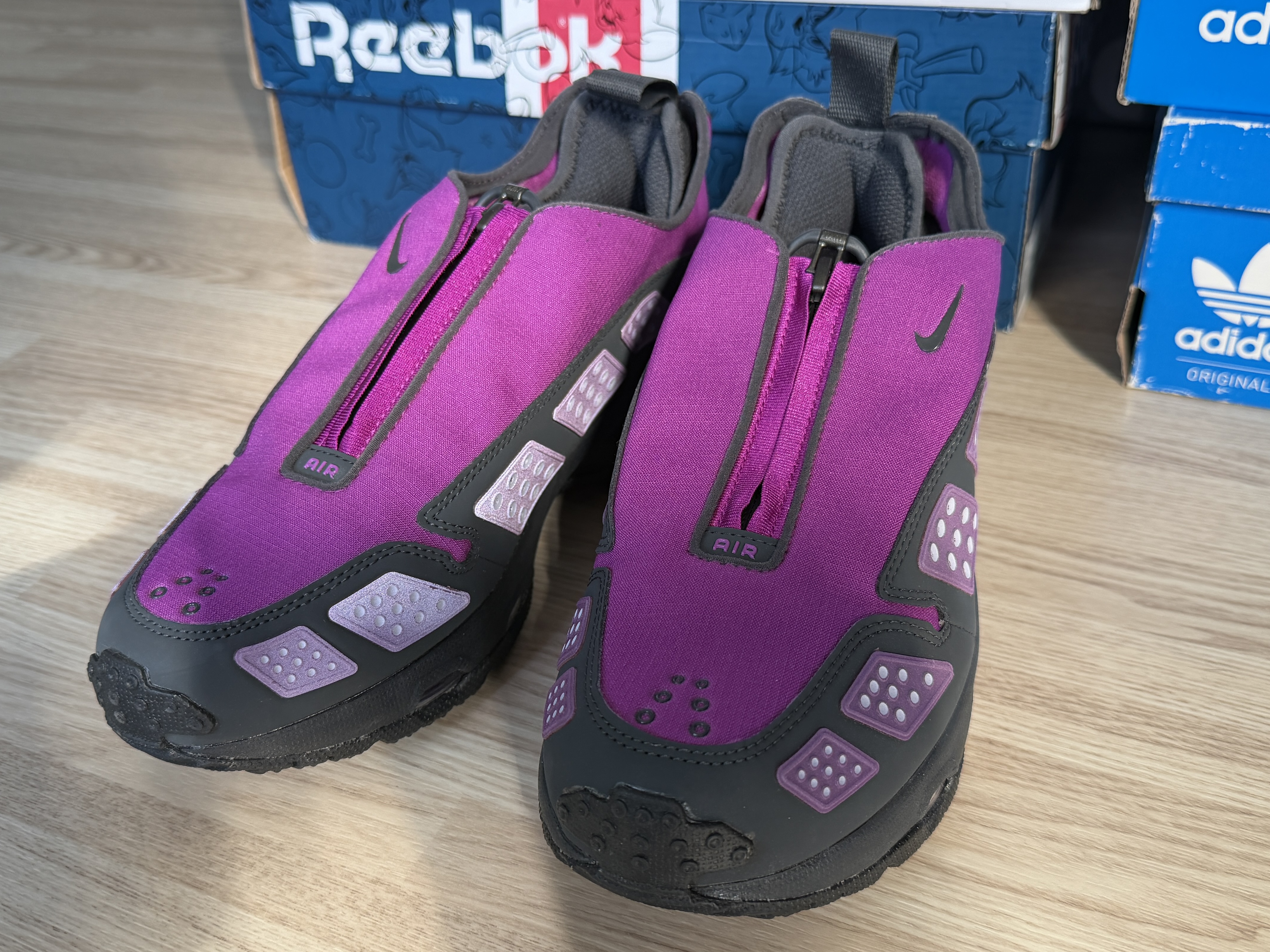 (W) Nike Air Max SNDR Gore-Tex Bold Berry and Dark Smoke Grey 착용 스타일 - 2