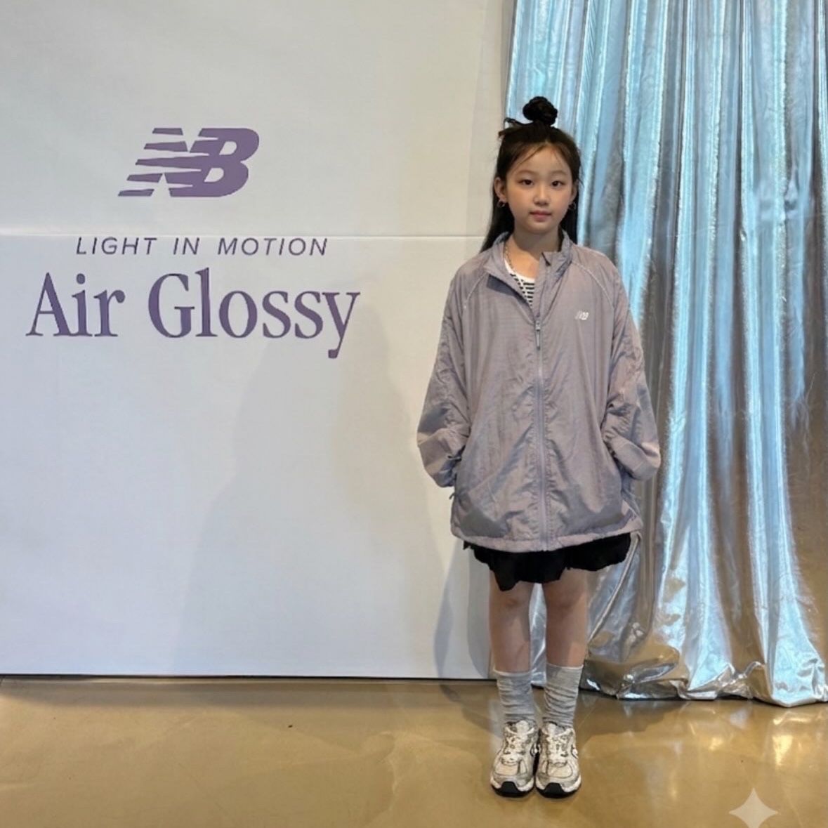 (Kids) New Balance Air Glossy Windbreaker Purple 착용 스타일 - 1