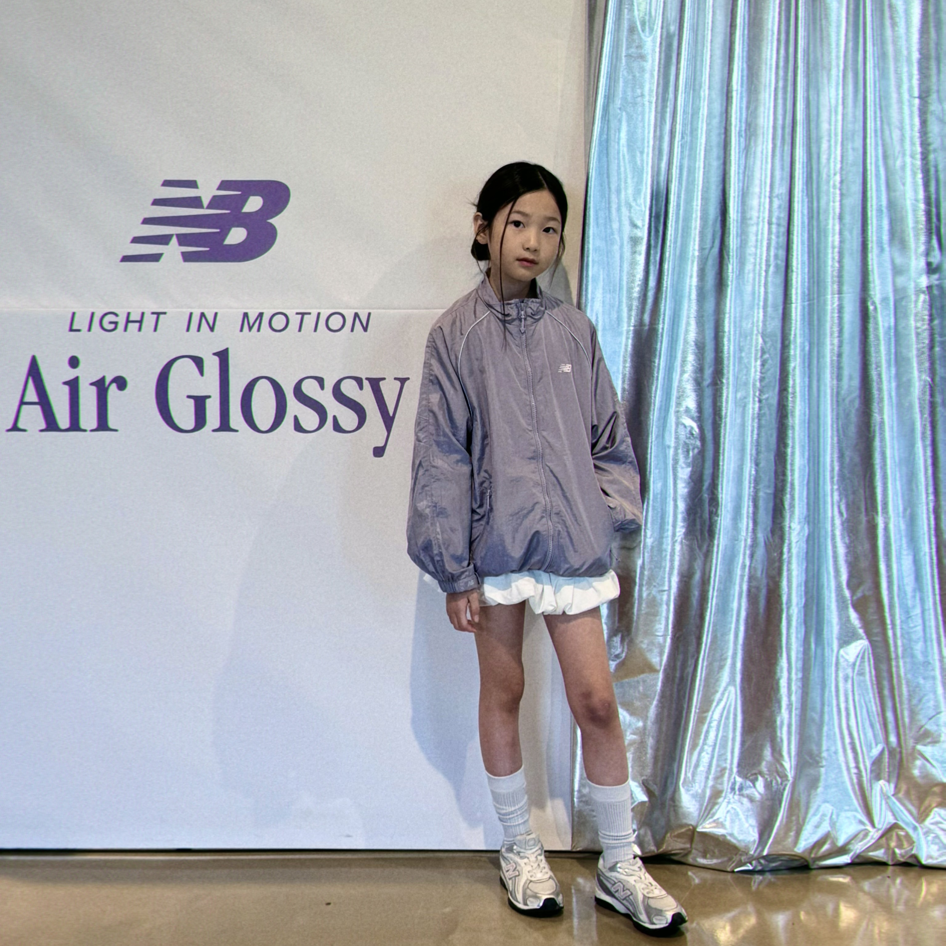 (Kids) New Balance Air Glossy Windbreaker Purple 착용 스타일 - 2
