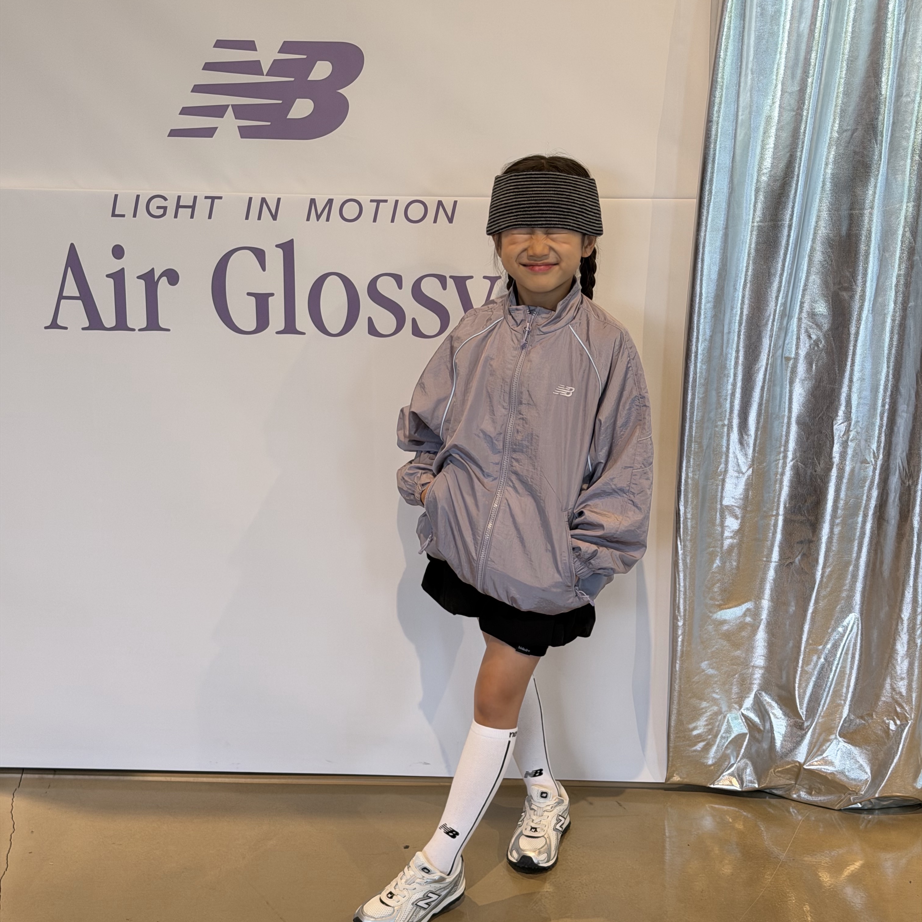 (Kids) New Balance Air Glossy Windbreaker Purple 착용 스타일 - 2