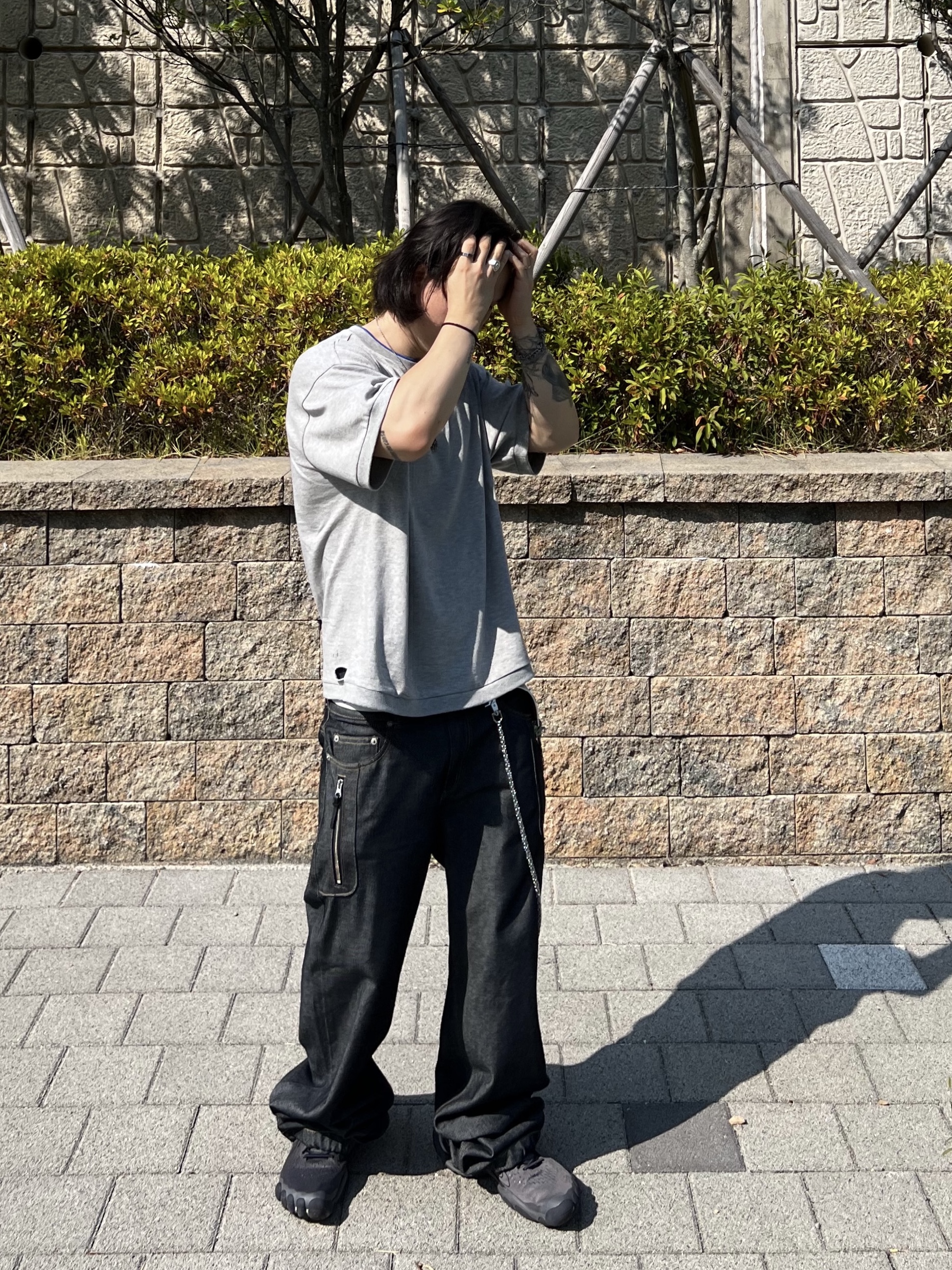 Hono Report Leaf Bracelet, Balenciaga Anatomic Runner Sneakers Grey 착용 스타일 - 5