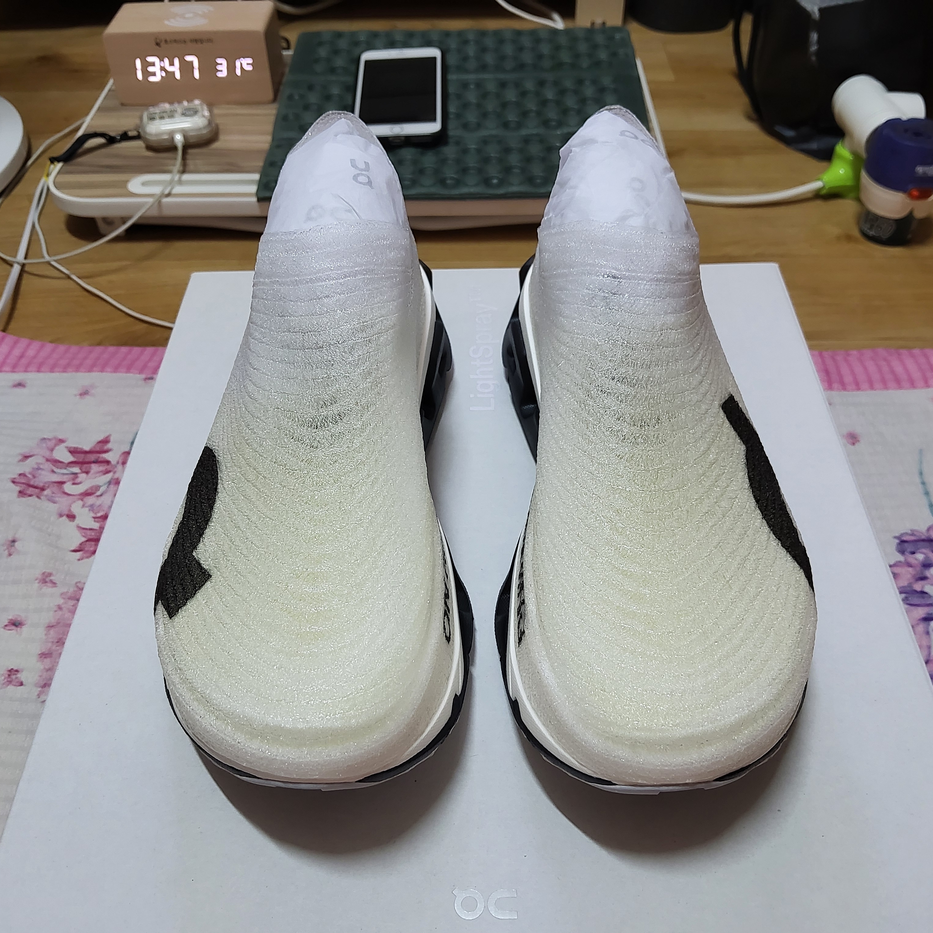 On Running LightSpray Cloudmonster 3 Hyper Black Apollo 착용 스타일 - 2