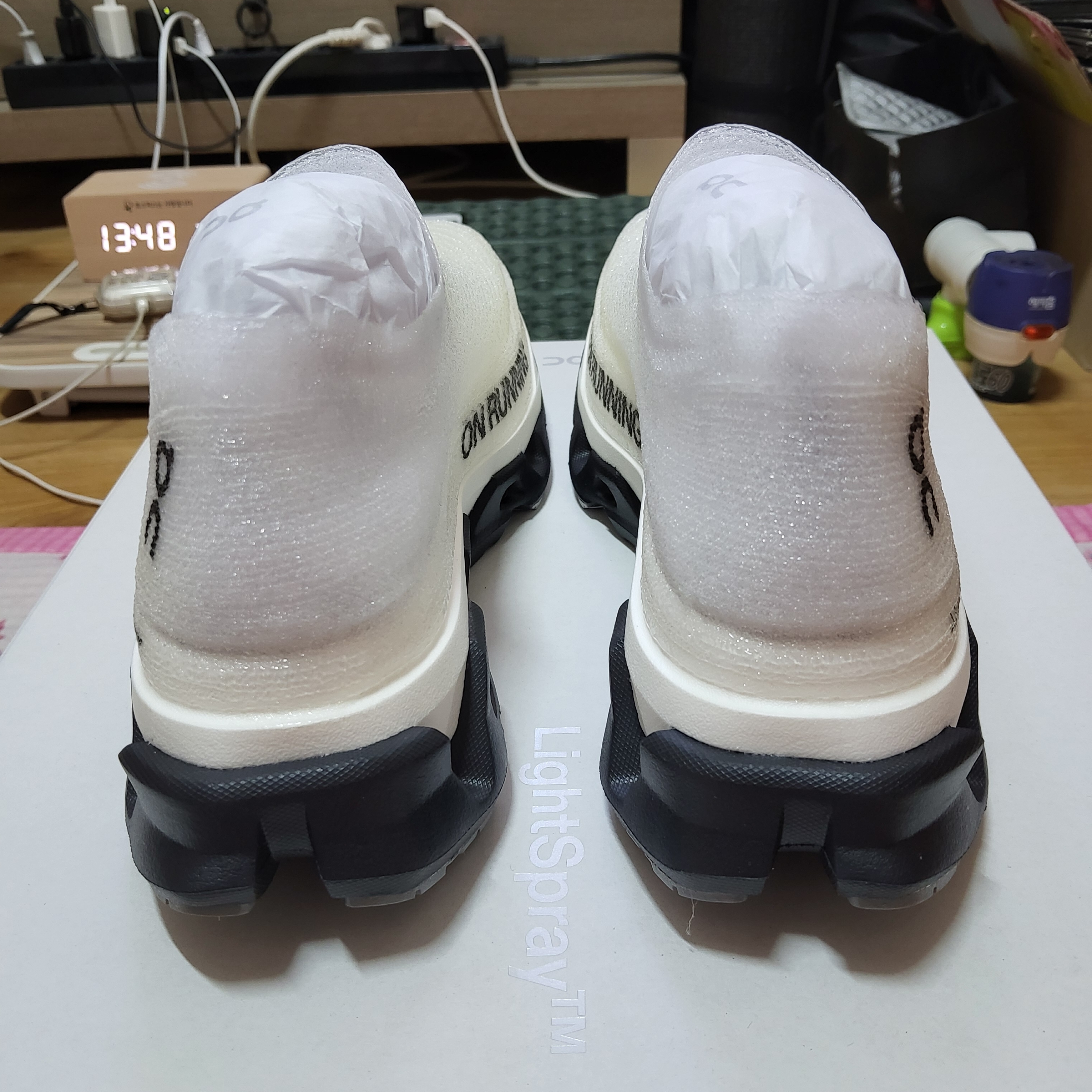 On Running LightSpray Cloudmonster 3 Hyper Black Apollo 착용 스타일 - 4