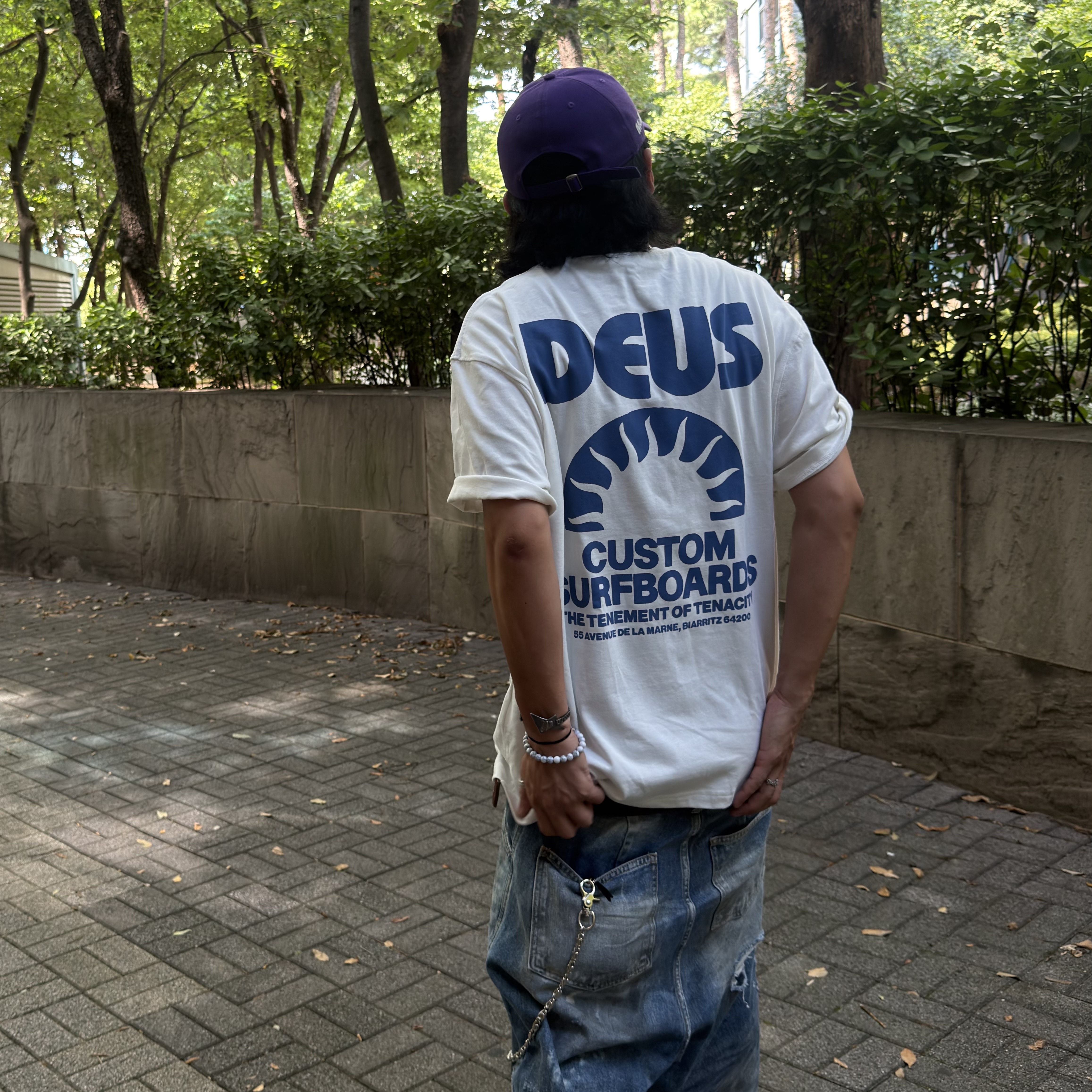 Deus Ex Machina Melodies T-Shirt White, New Era x MoMA New York Yankees Cap Black 착용 스타일 - 2