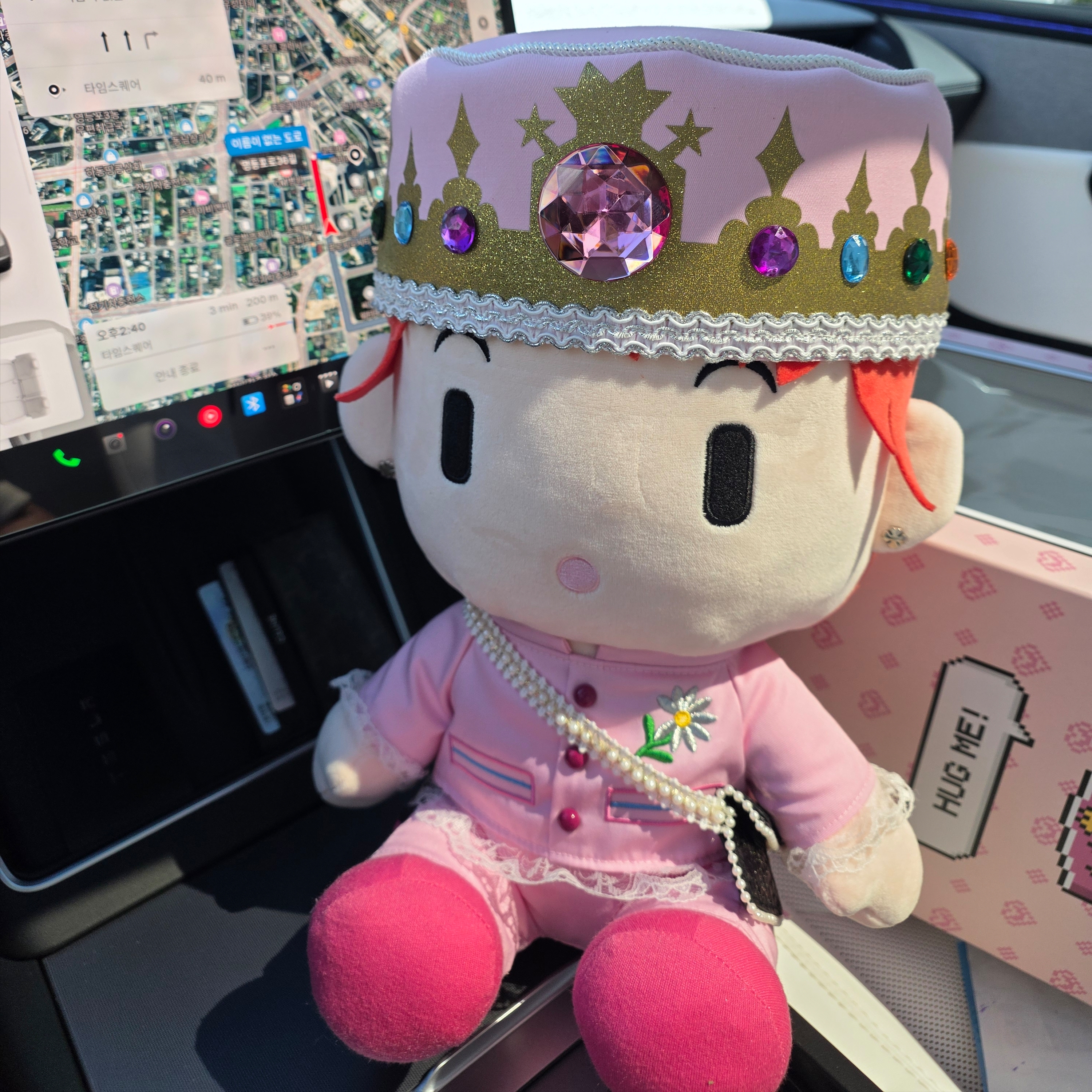 G-DRAGON x Fam Pop-Up G:A Boy's Journey Big Plush 착용 스타일