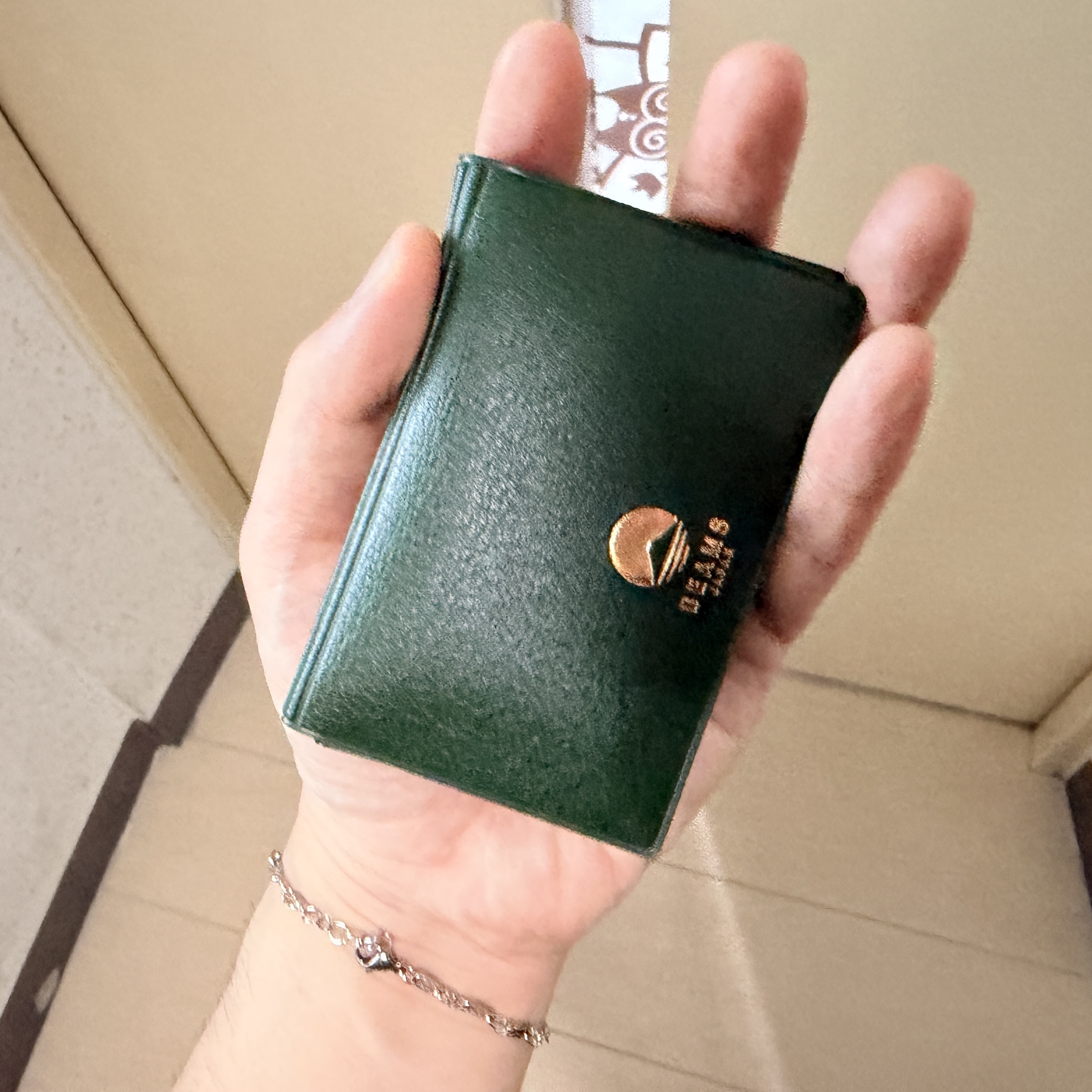 Beams x Hightide Special Order Pass & Card Case Green 착용 스타일 - 1