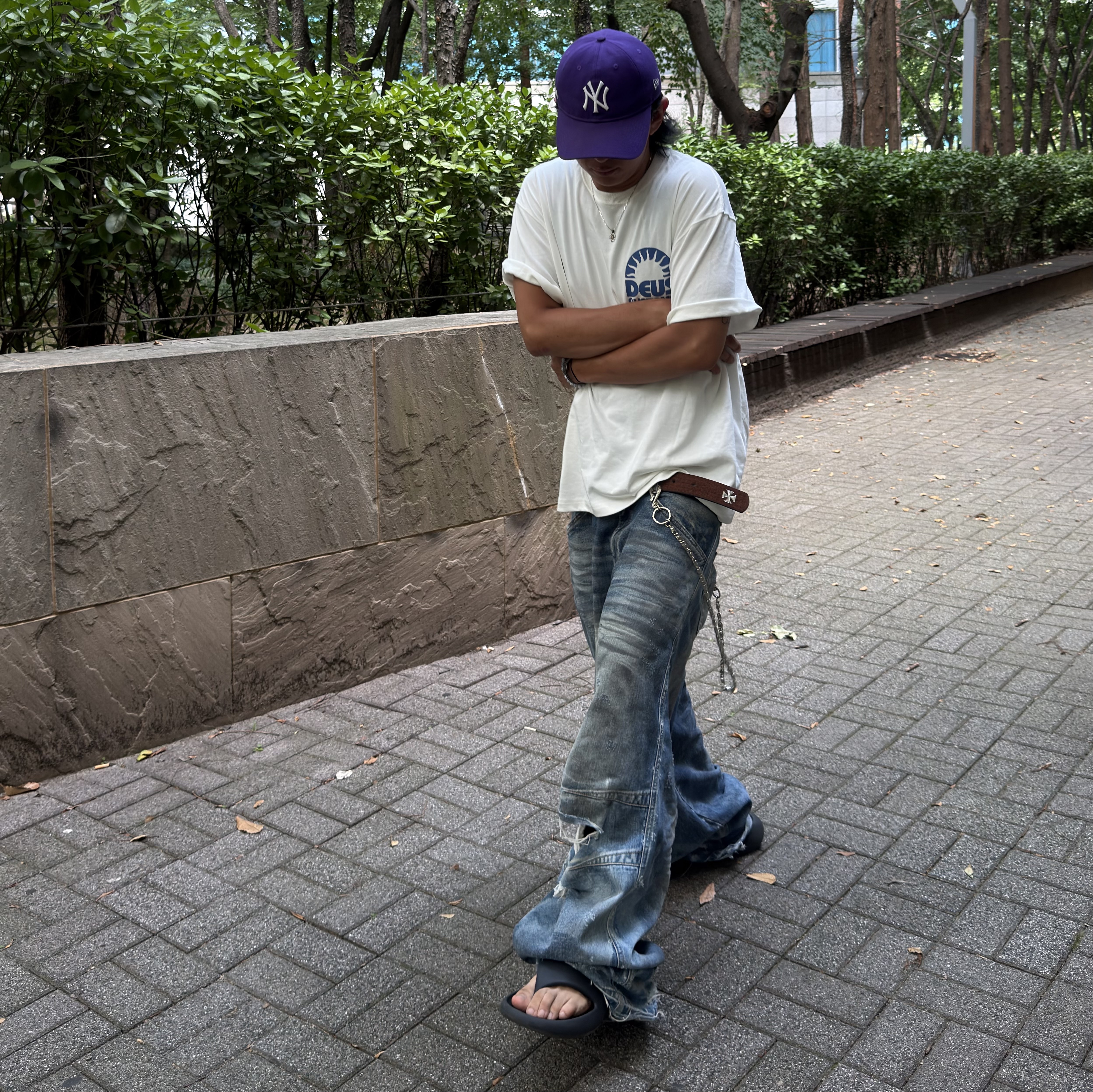 Deus Ex Machina Melodies T-Shirt White, New Era x MoMA New York Yankees Cap Black 착용 스타일 - 3