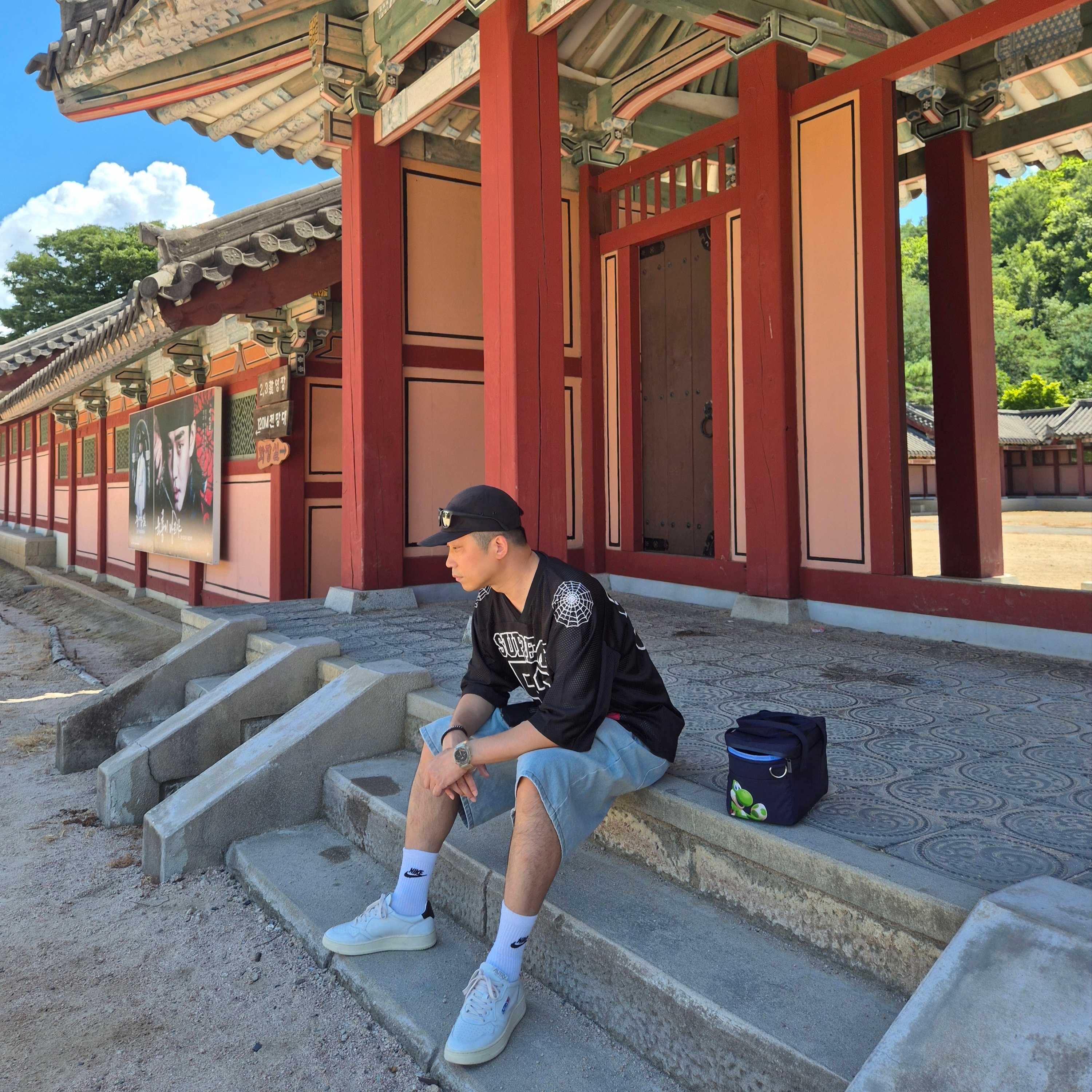 Autry Medalist Low Leather Sneakers White Black, Nike NSW Everyday Essential Crew Socks White (3 Pack/Korean Ver.) 착용 스타일 - 2