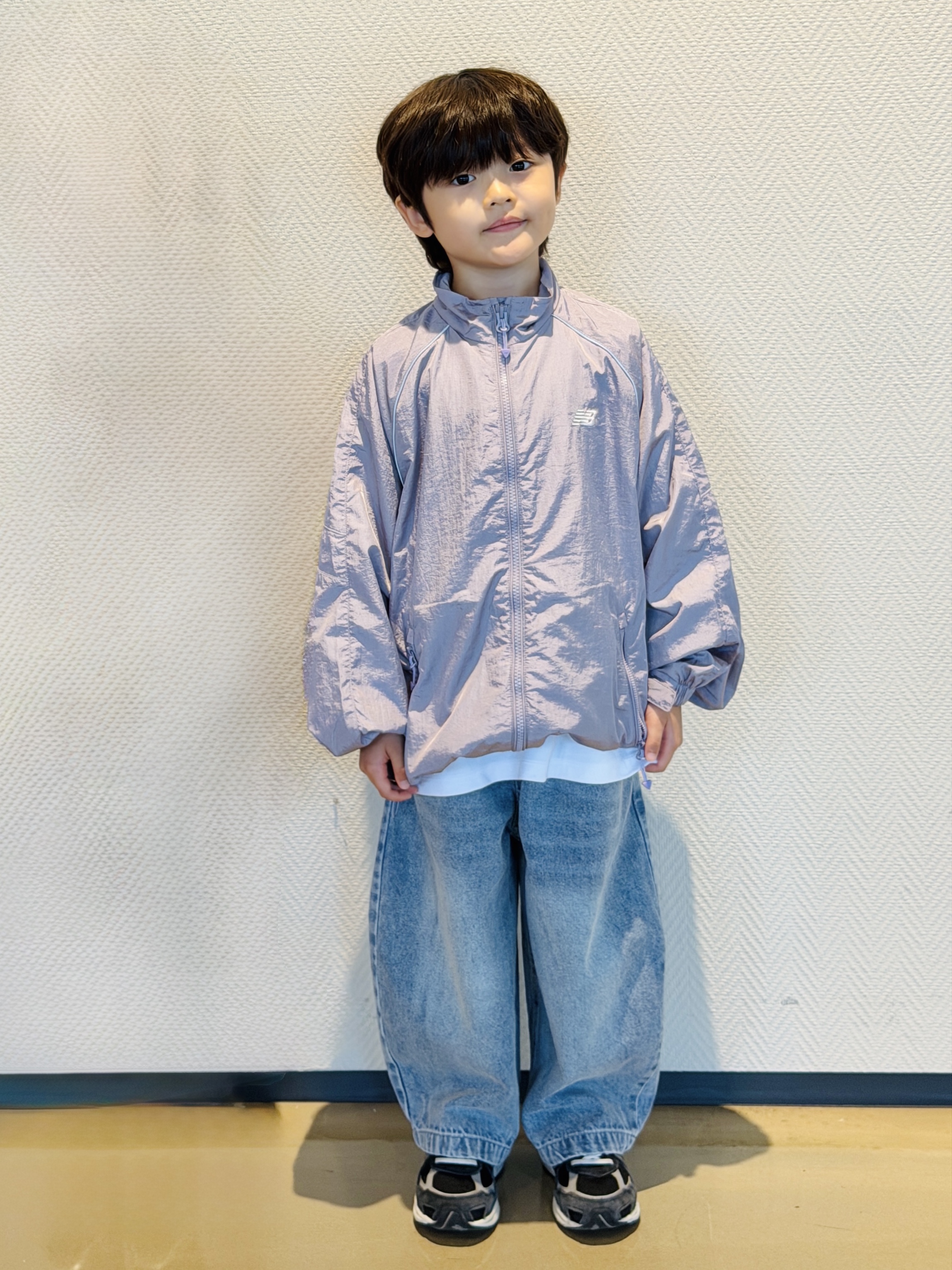 (Kids) New Balance Air Glossy Windbreaker Purple 착용 스타일 - 1