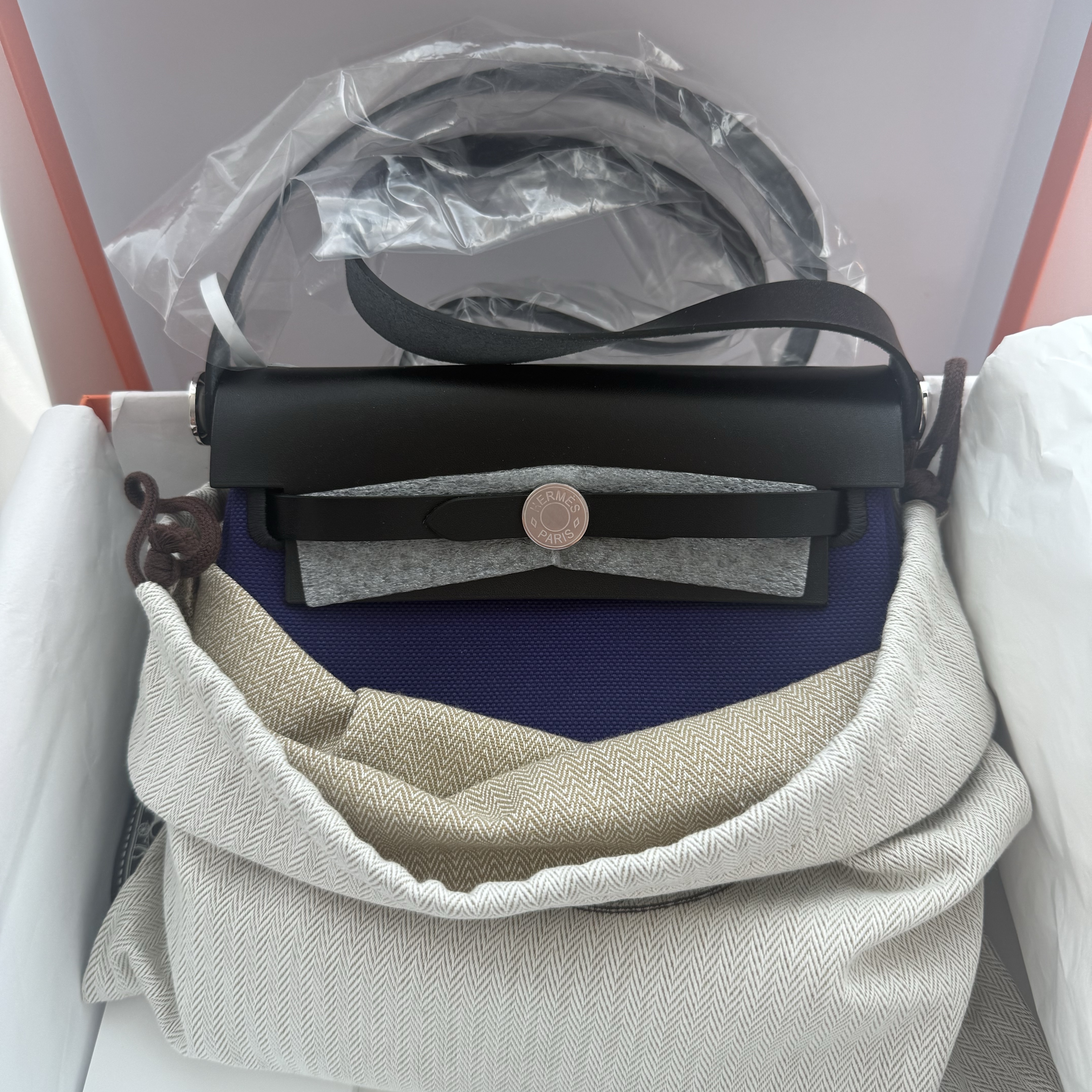 Hermes Herbag Zip 20 Bag Military Canvas Hunter Cowhide & Palladium Purple Noir 착용 스타일