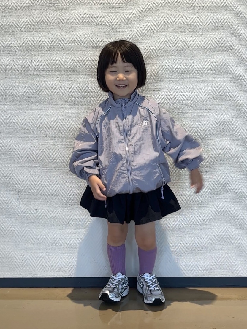 (Kids) New Balance Air Glossy Windbreaker Purple 착용 스타일 - 7