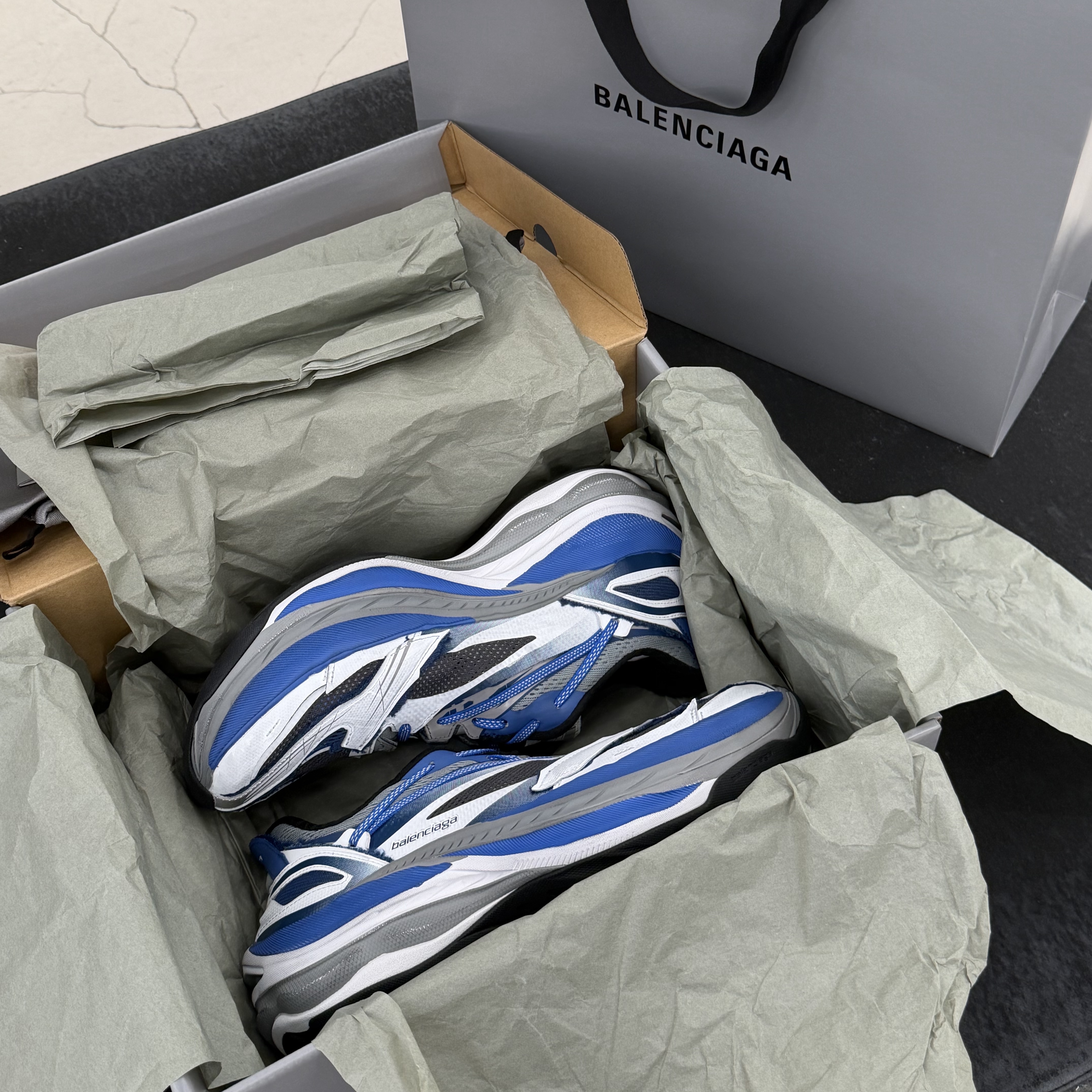 Balenciaga Jet Sneakers White Blue, Balenciaga Plate Bracelet Black White 착용 스타일 - 3