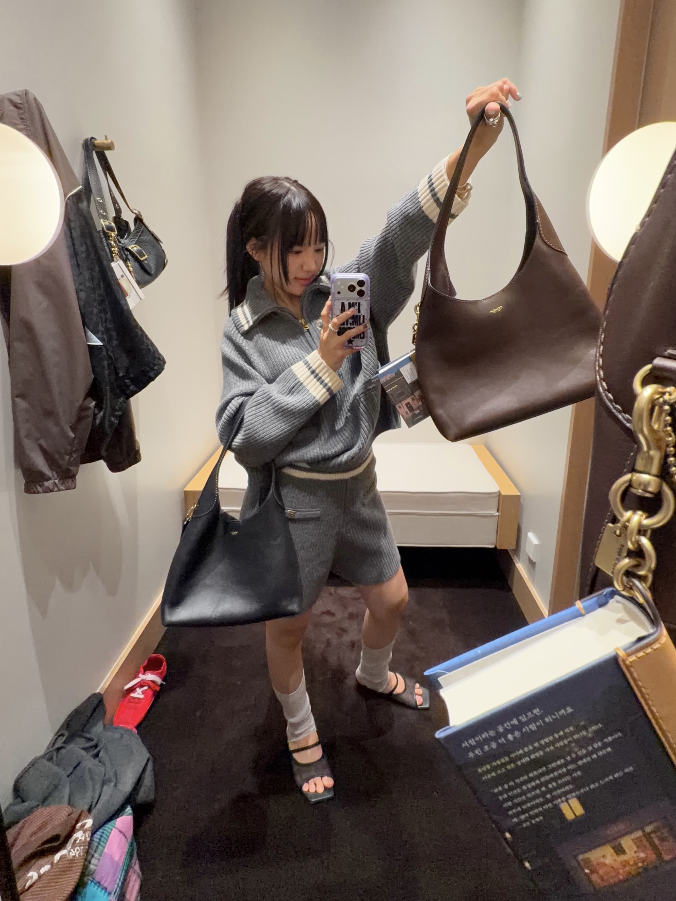Coach Brooklyn shoulder Bag 28 Brass & Black, Coach Brooklyn Shoulder Bag 28 Brass Maple 착용 스타일 - 1