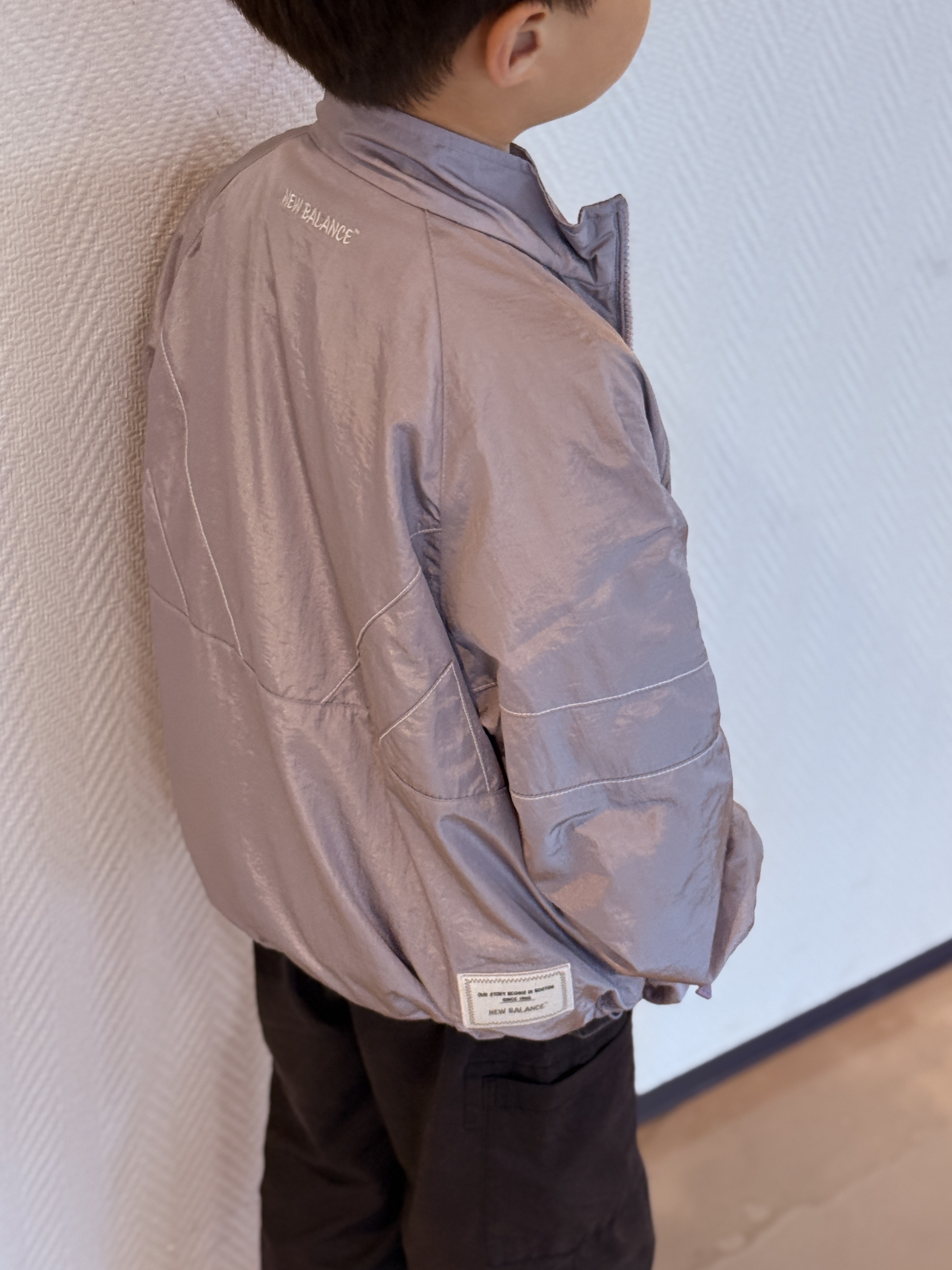 (Kids) New Balance Air Glossy Windbreaker Purple 착용 스타일 - 9