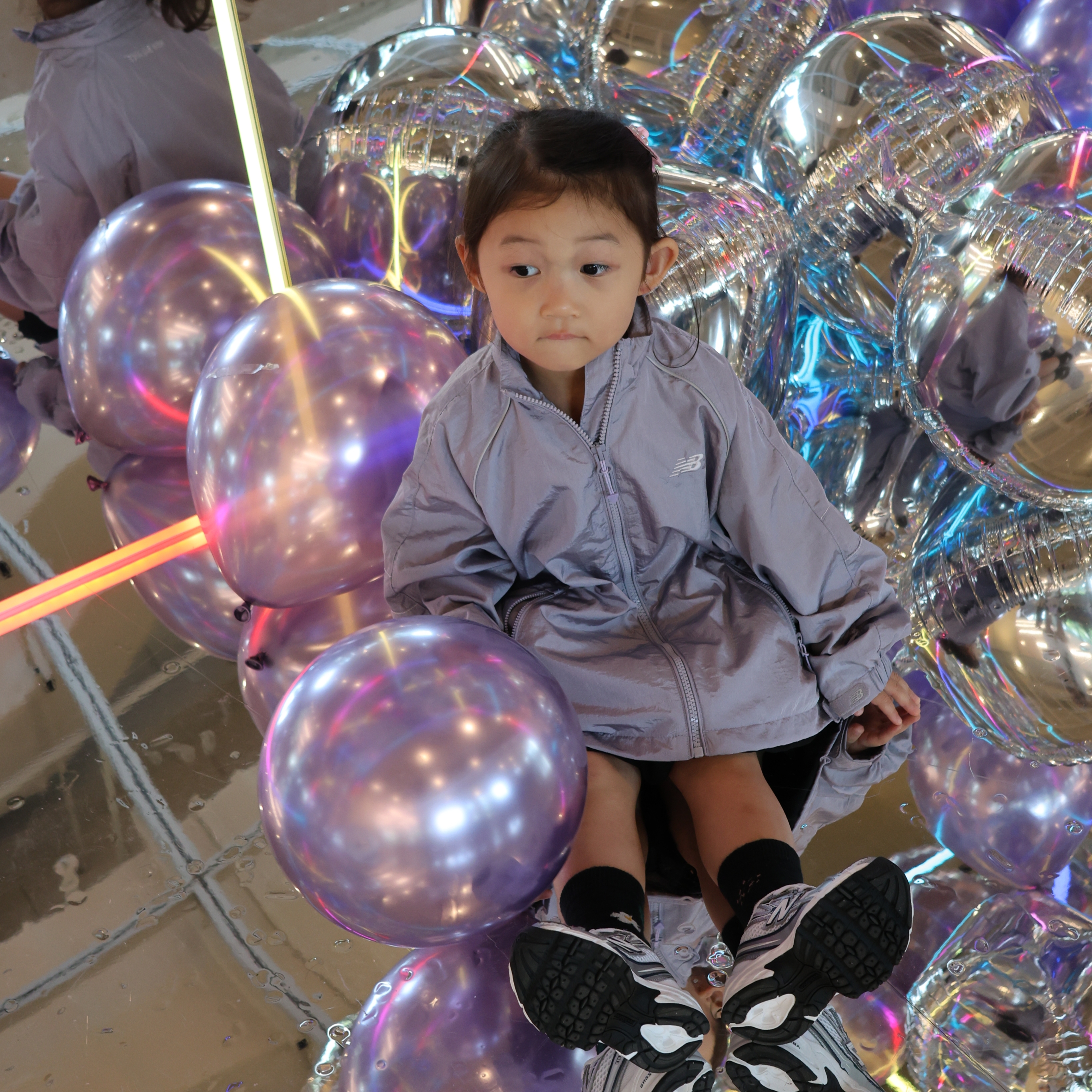 (Kids) New Balance Air Glossy Windbreaker Purple 착용 스타일 - 7